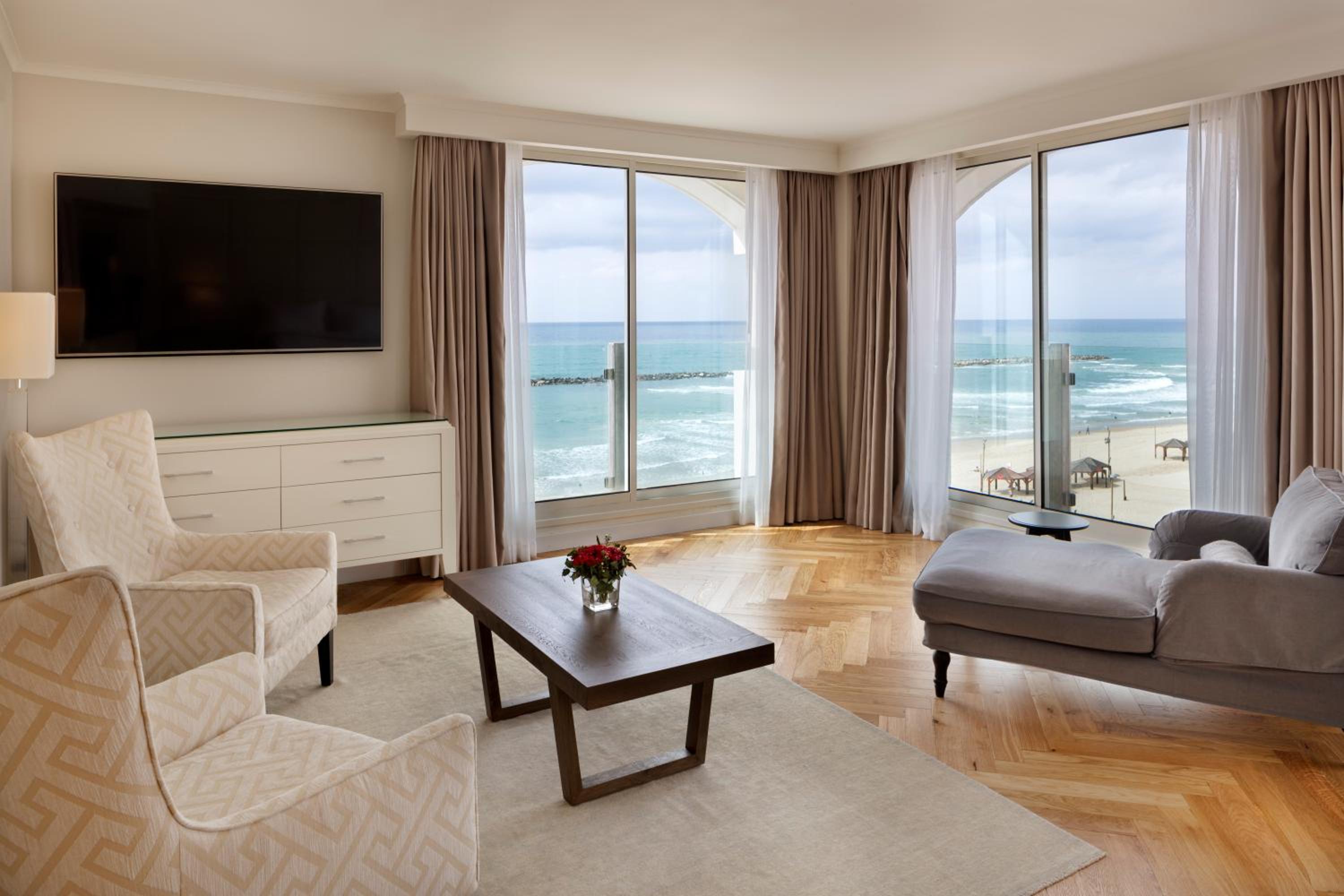 Executive Suite - Photo 6