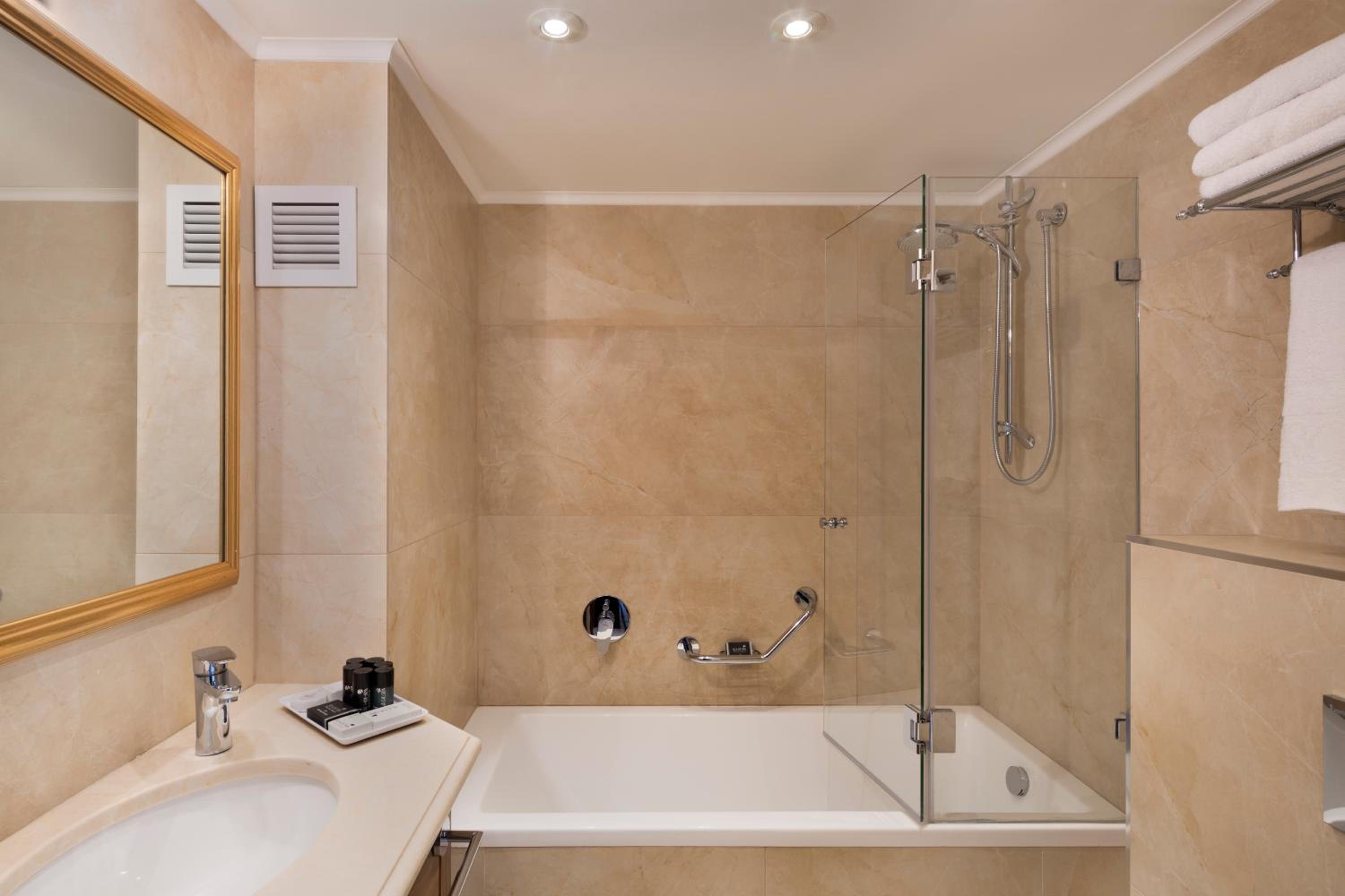 Superior Double or Twin Room with Partial Sea View - Photo 3