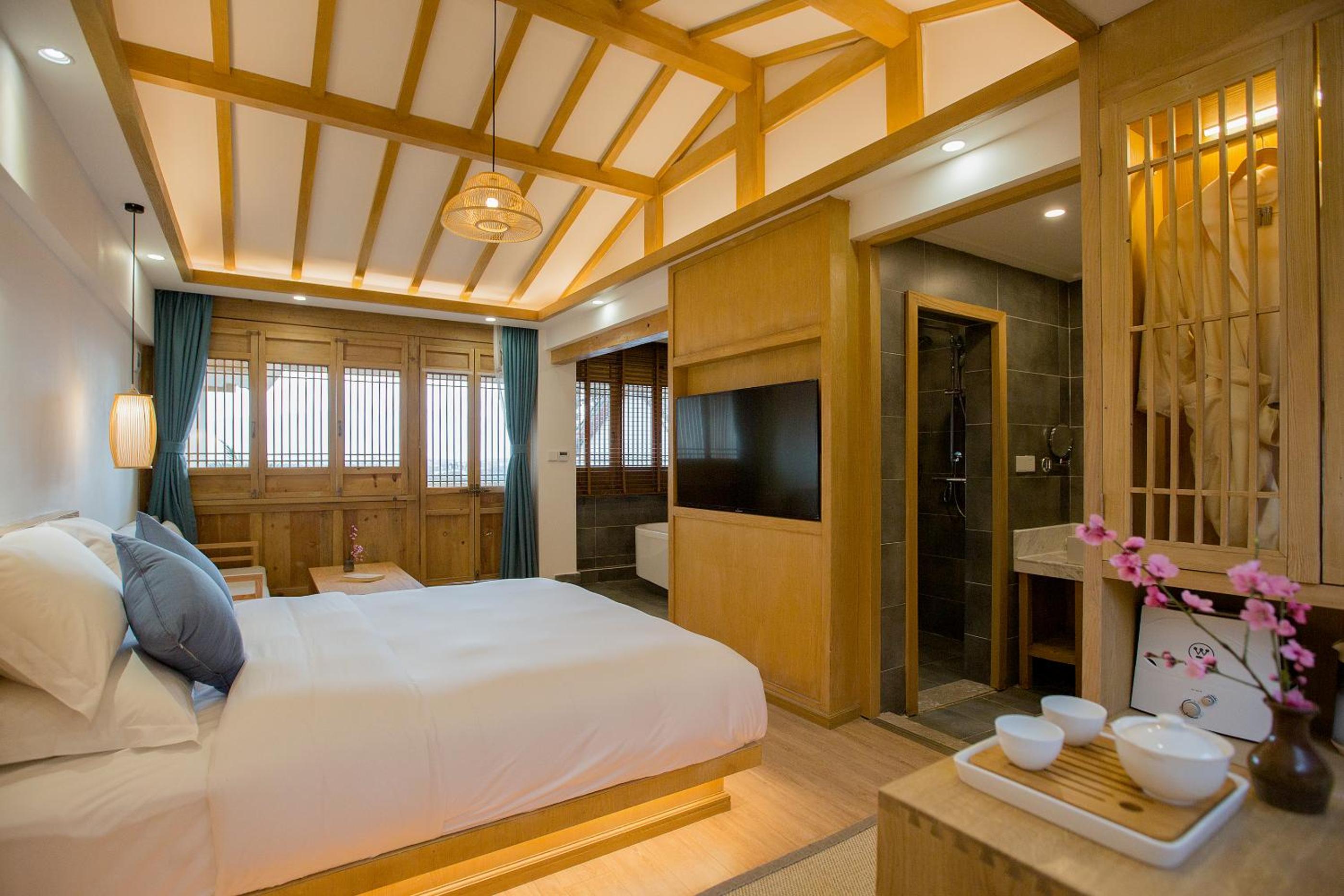 Deluxe King Room with Bath - Extra Bed on Request （Free Use of Shared Washing machine, Tea Tasting) photo 3