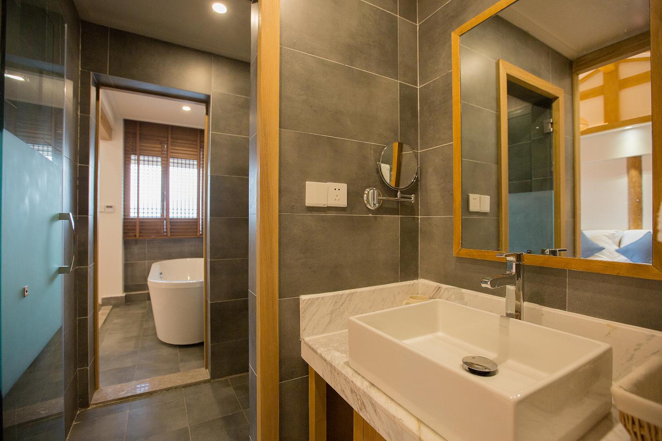 Deluxe King Room with Bath - Extra Bed on Request （Free Use of Shared Washing machine, Tea Tasting) photo 2