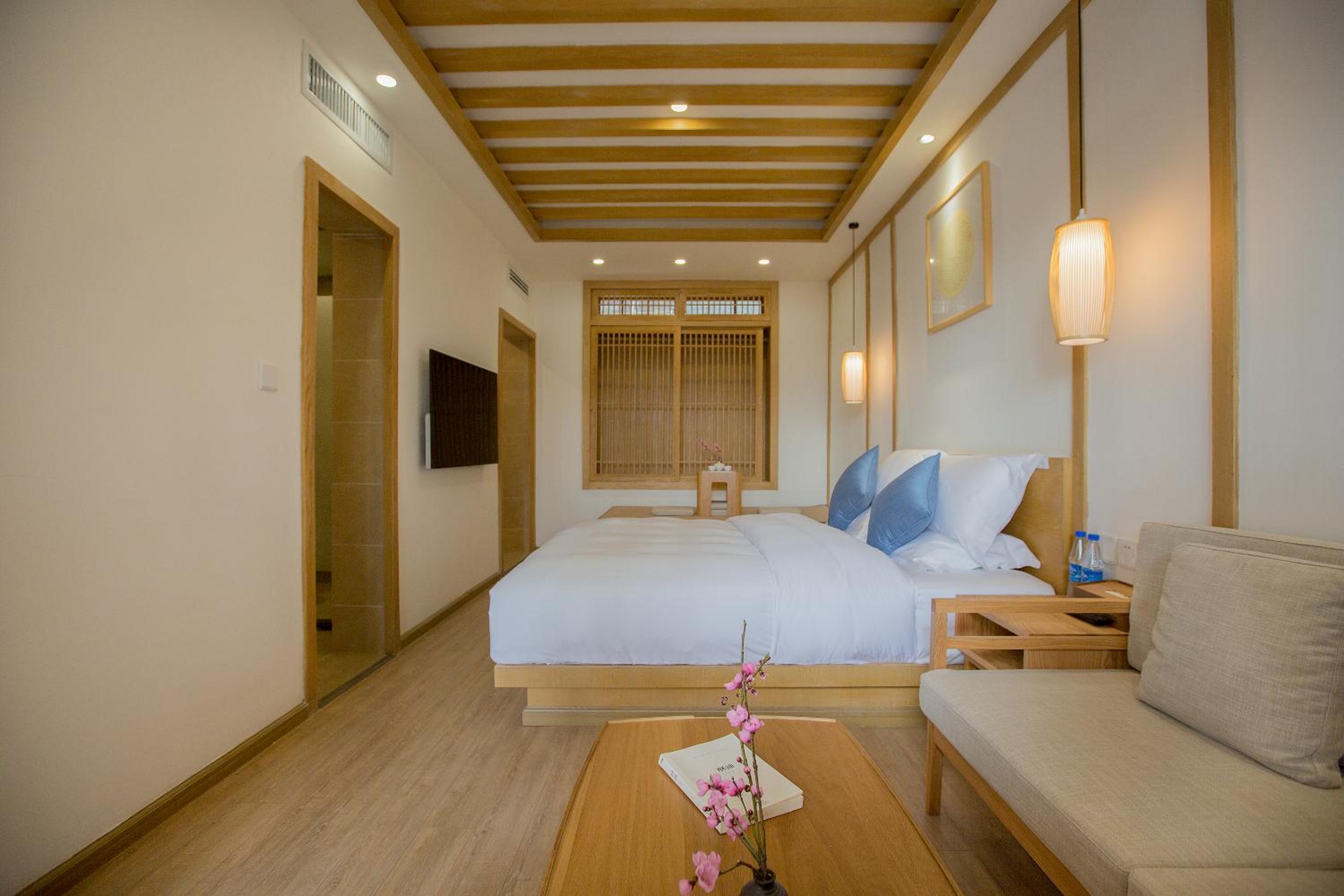 Deluxe King Room with Garden View - Extra Bed on Request （Tea Tasting, Free Use of Shared Washing machine） photo 2