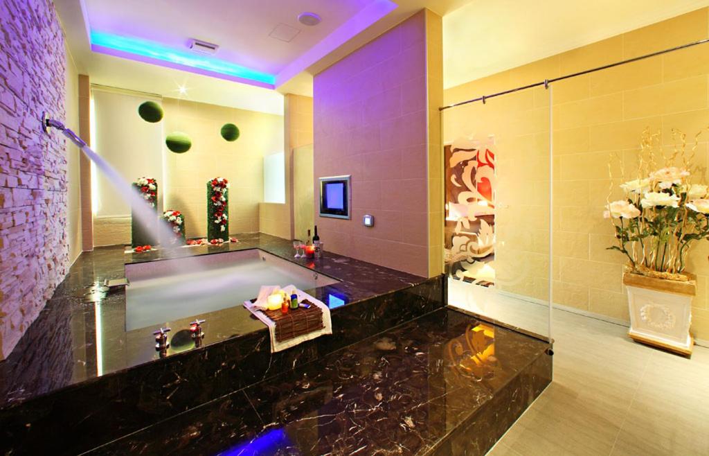 Deluxe Family Room photo 2