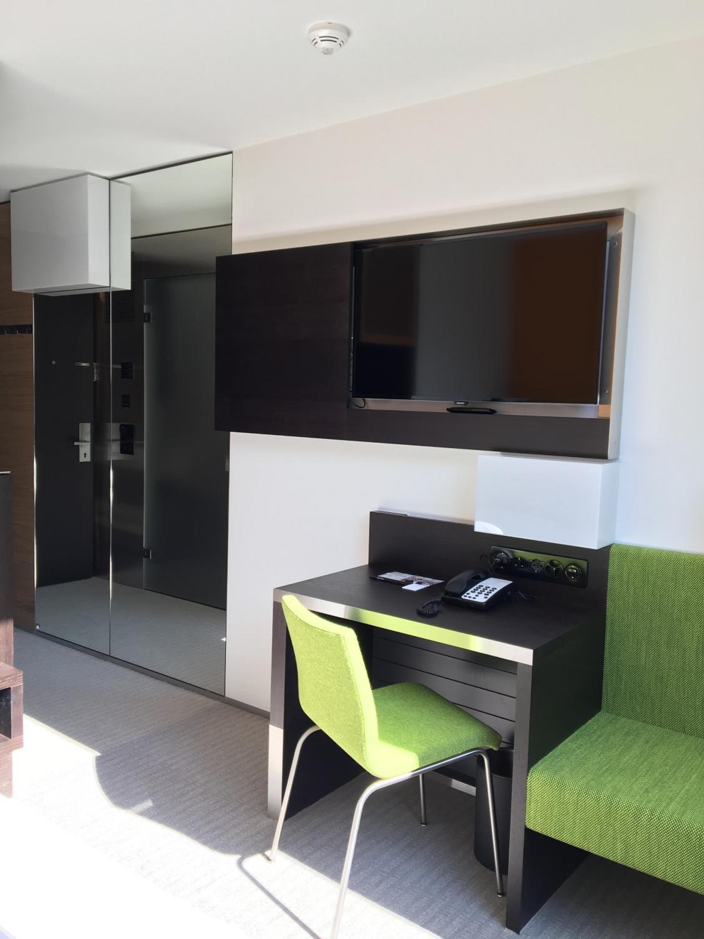 Superior Double Room thumbnail 5