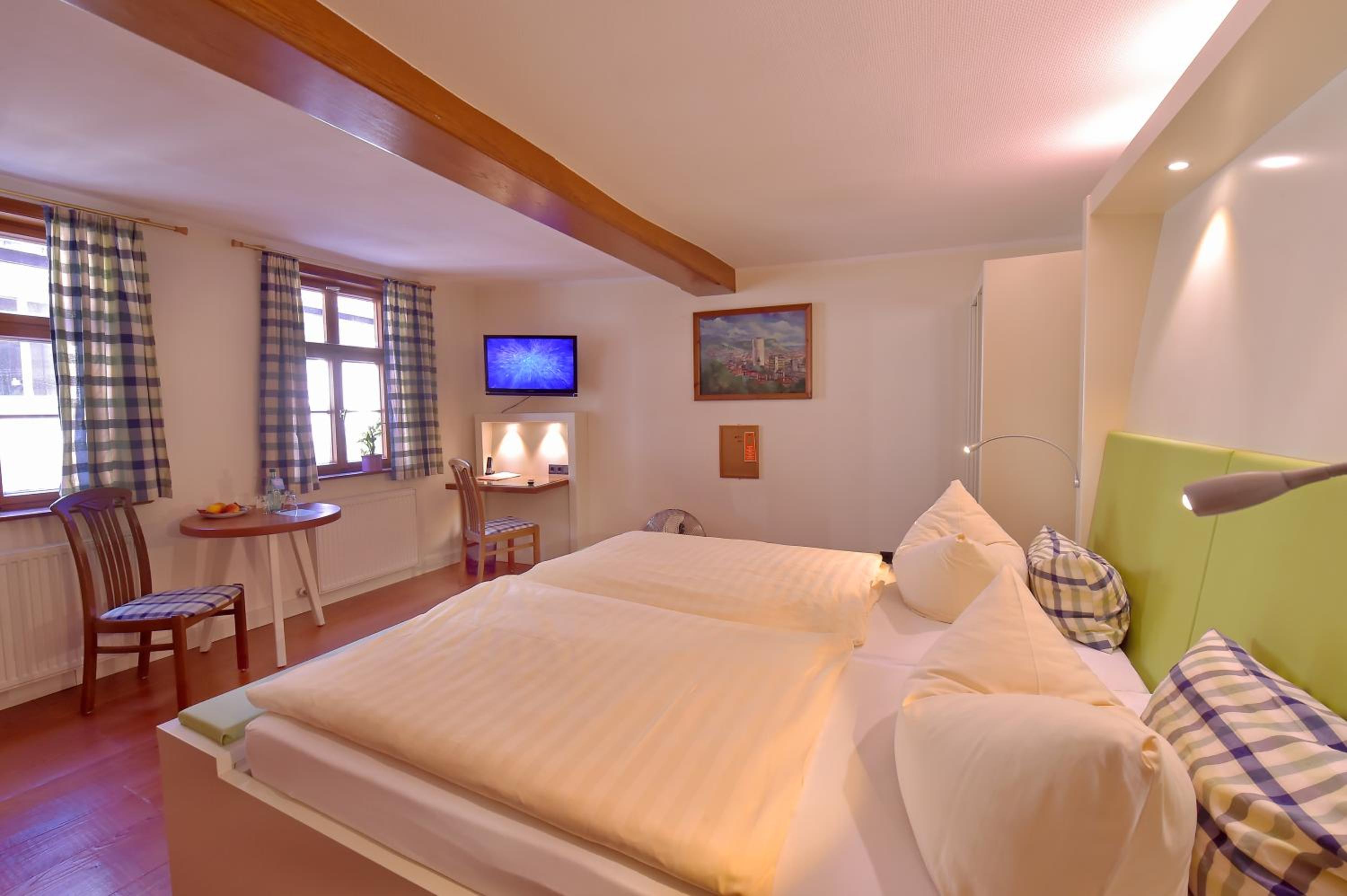 Large Double Room - Photo 2