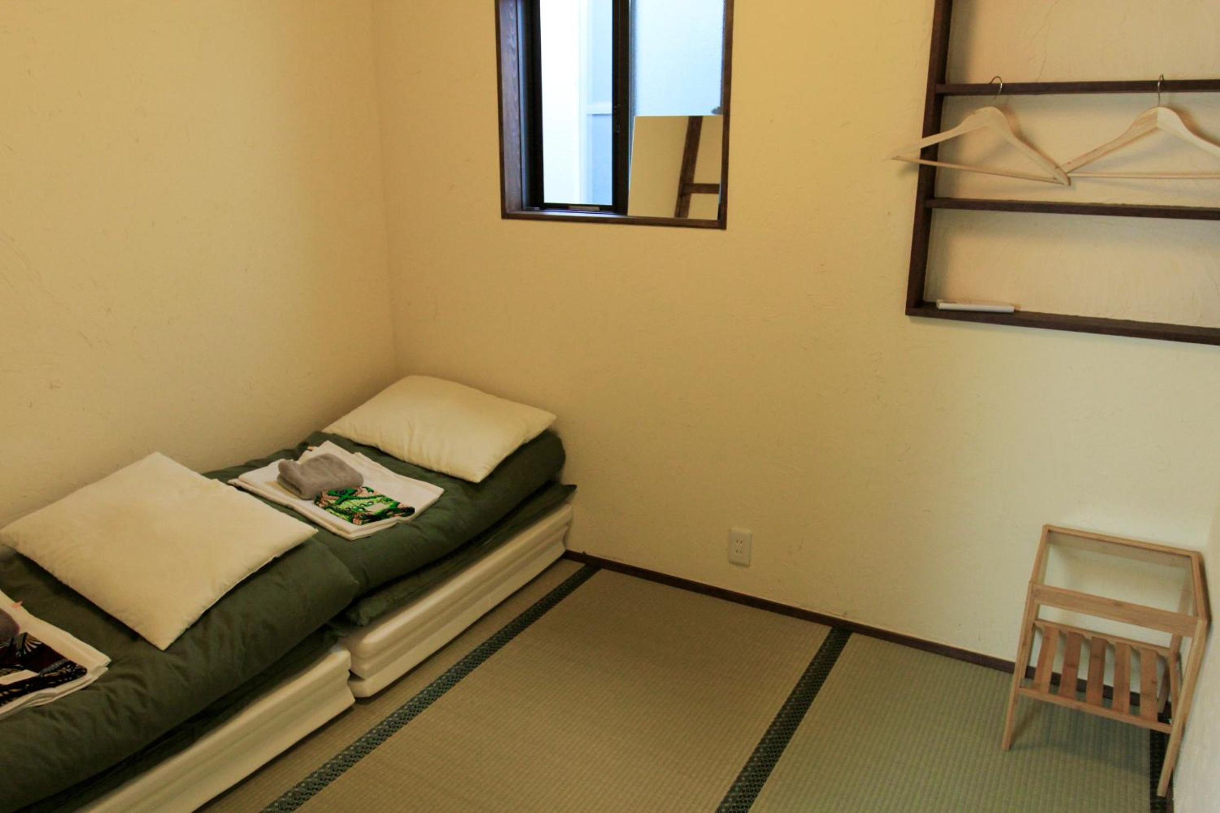Small Twin Room - Photo 4
