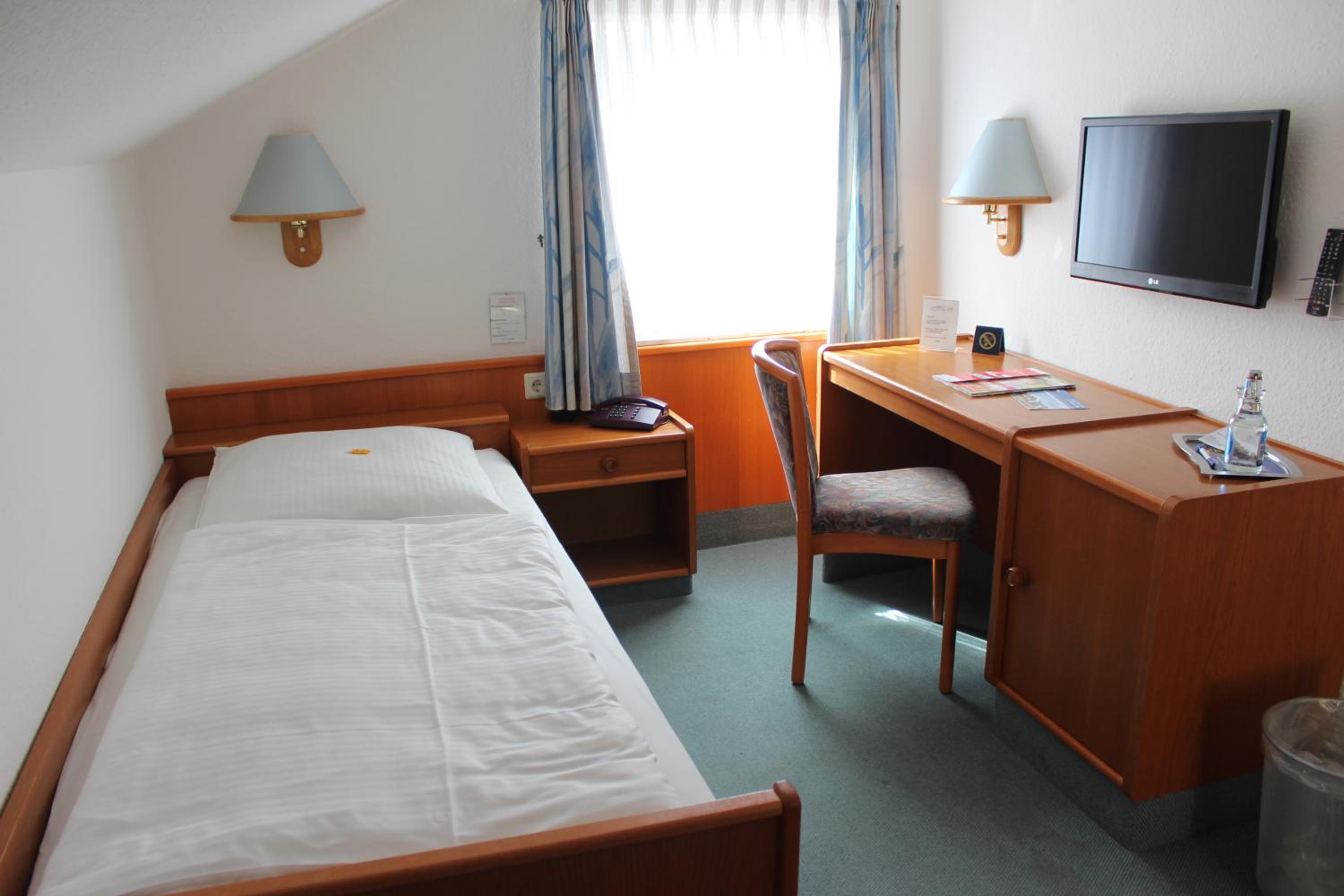 Single Room with Private Bathroom photo 1
