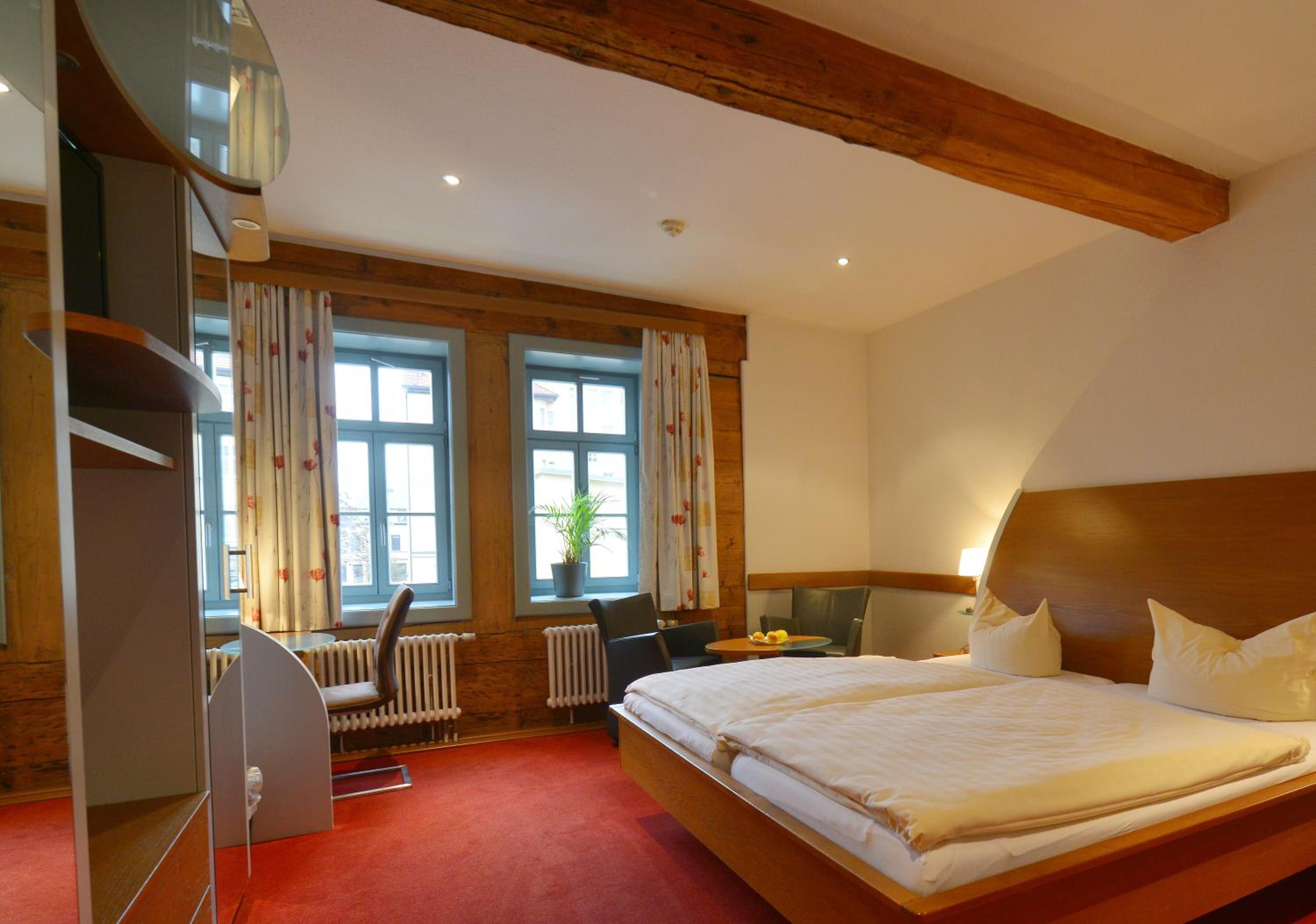 Large Double Room - Photo 4