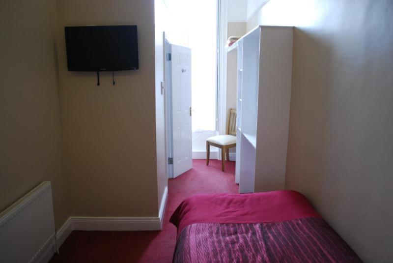 Single Room with Private Bathroom photo 3