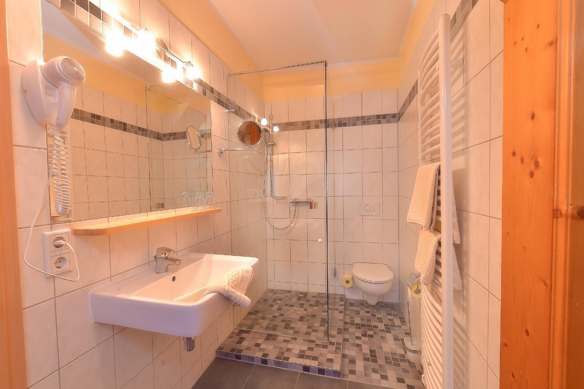 Large Double Room - Photo 3