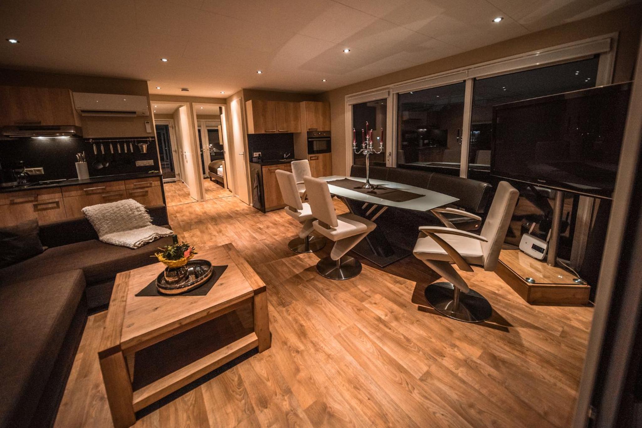 House Boat - Seapearl