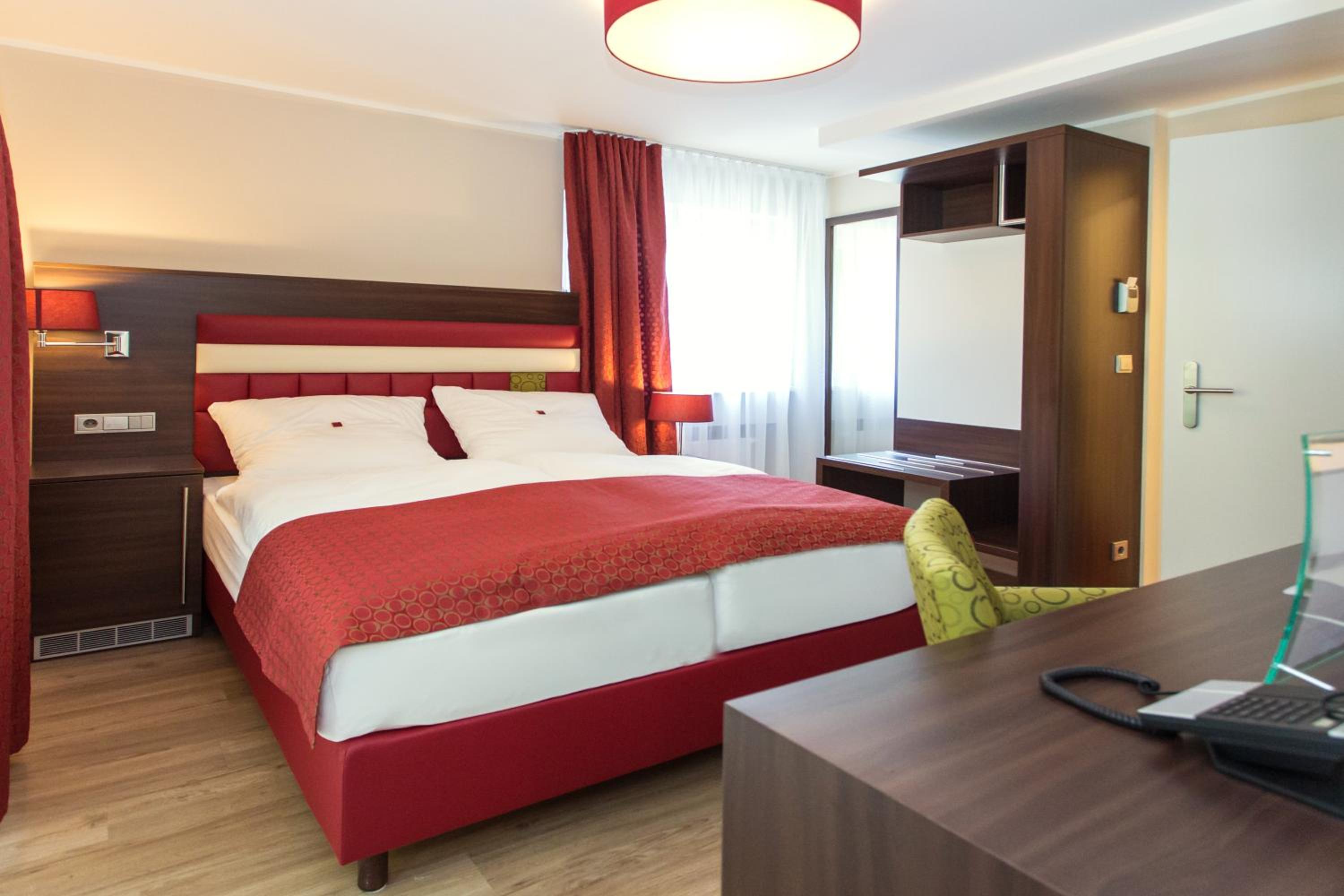 Deluxe Double Room with Balcony photo 3