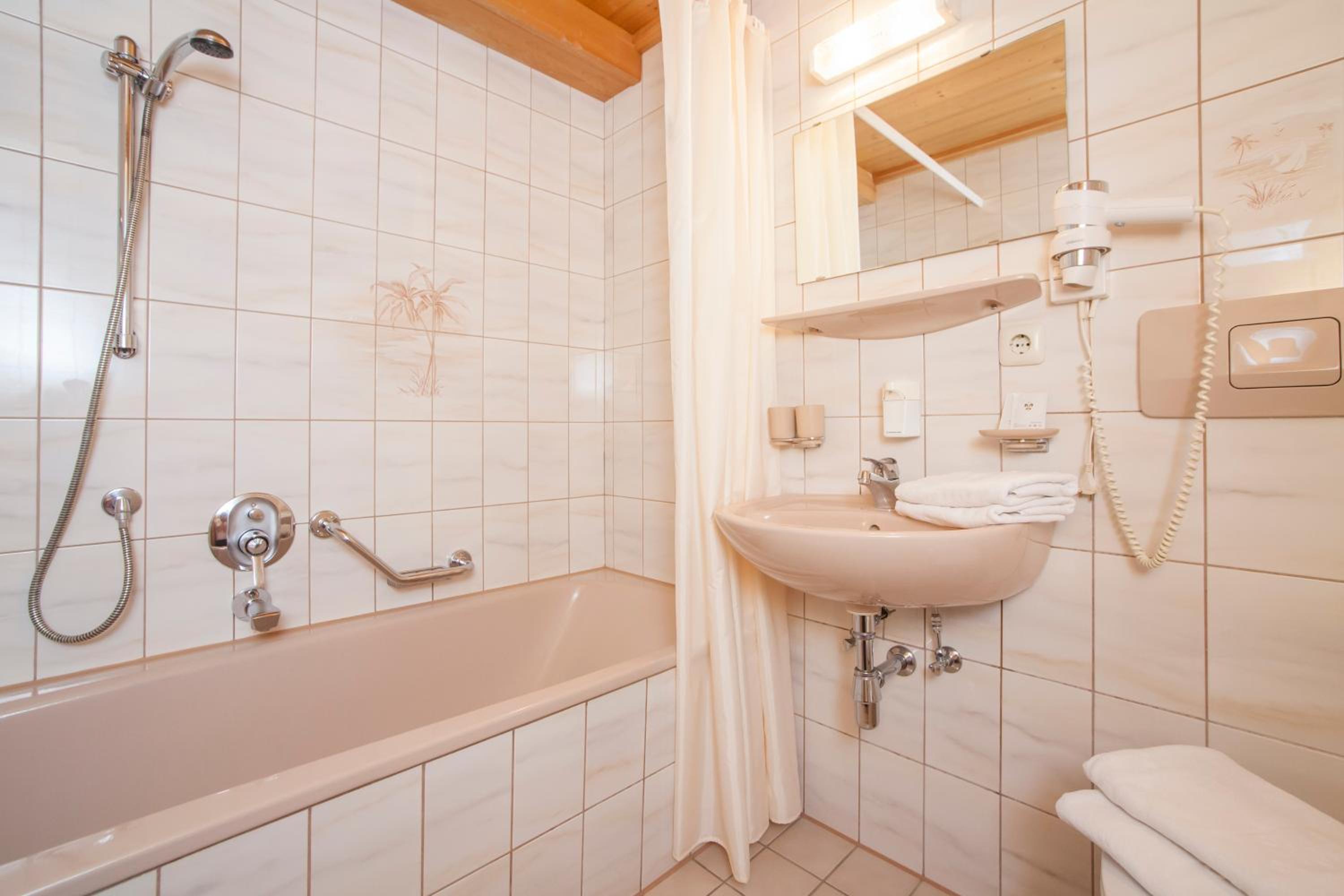 Comfort Double Room with Bathroom - Photo 6
