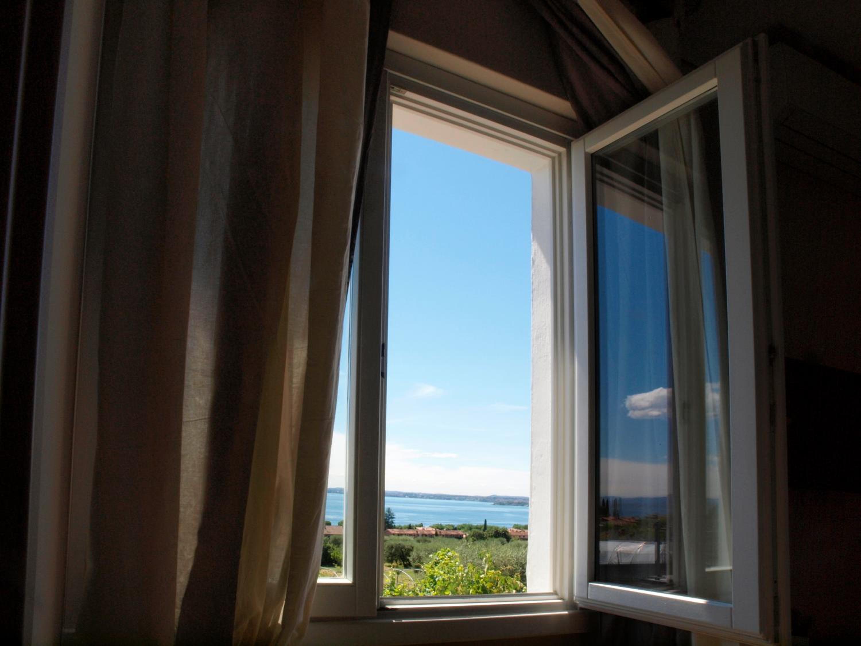 Double Room with Lake View - Photo 3