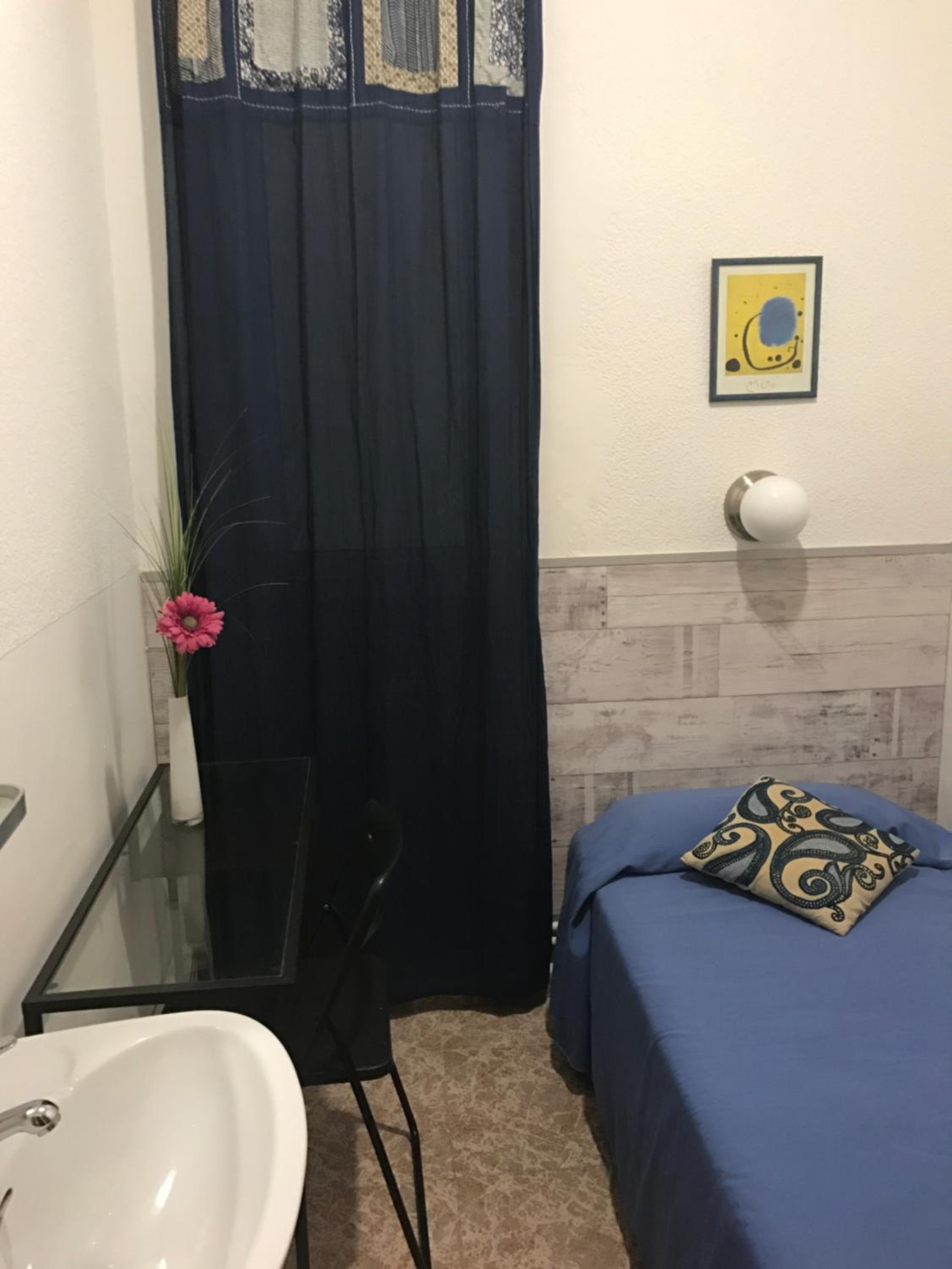 Single Room with Shared Bathroom photo 2