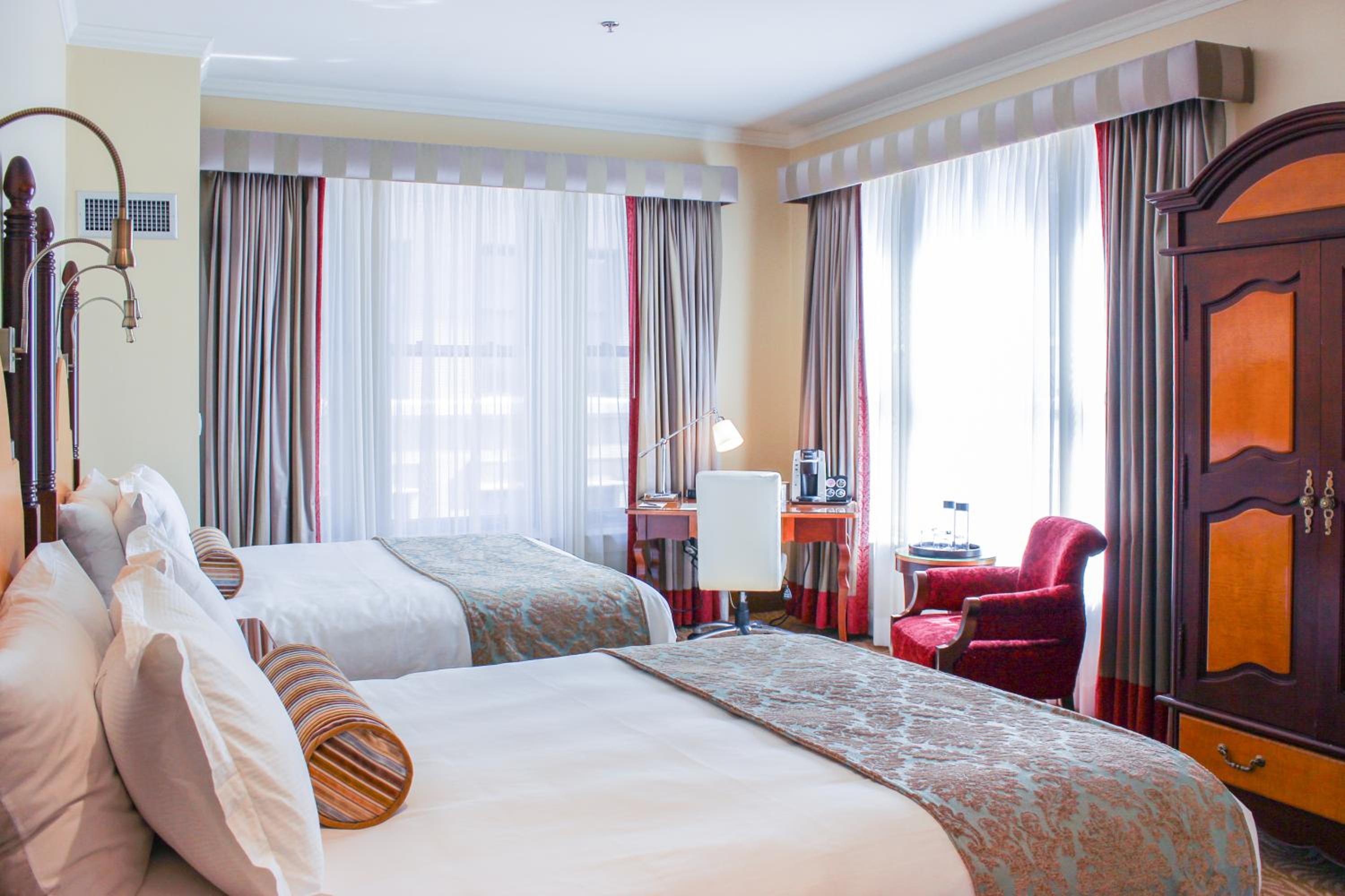 Queen Room with Two Queen Beds - Non-Smoking - Photo 4
