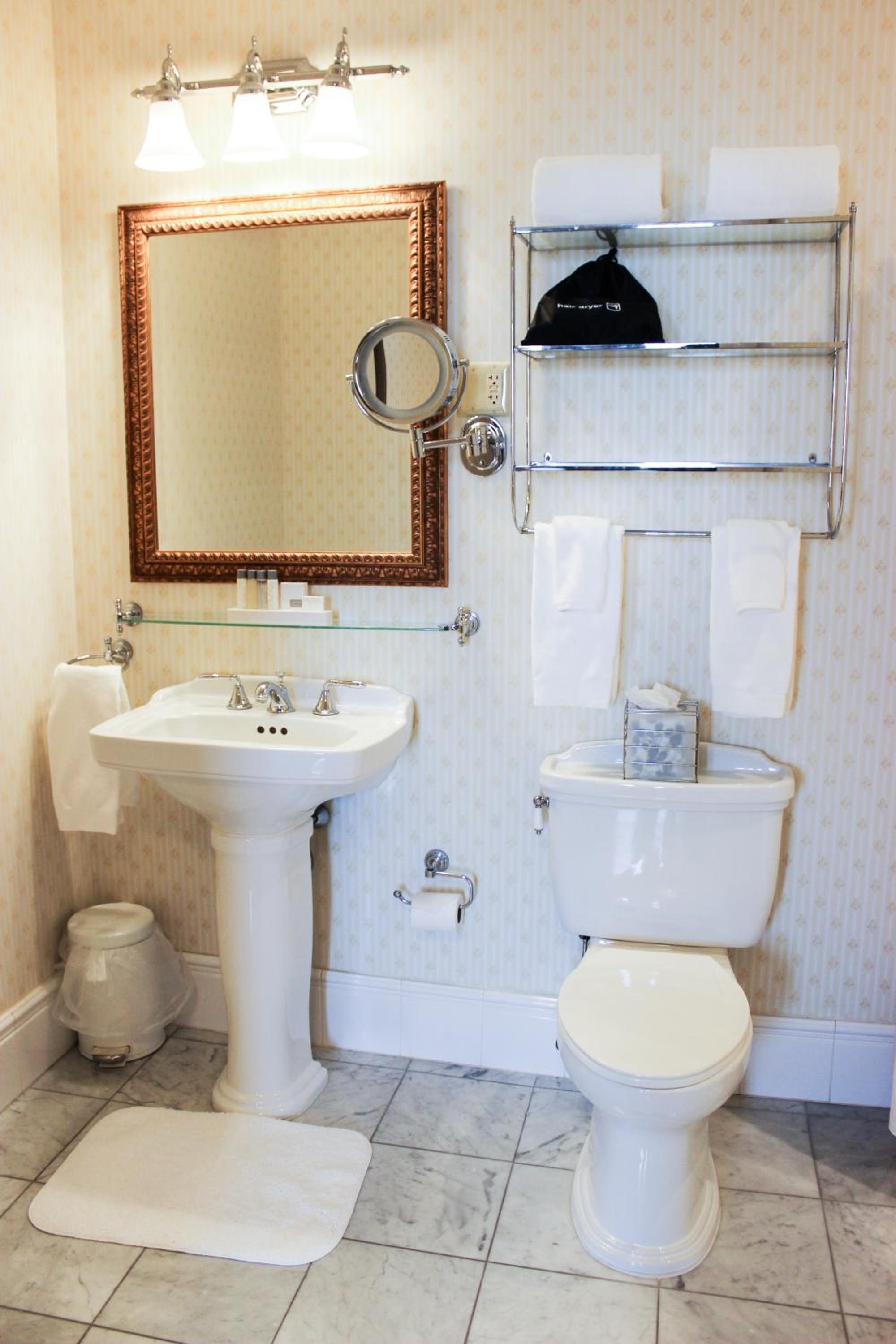 One-Bedroom Junior Suite with Two Queen Beds - Non-Smoking - Photo 4
