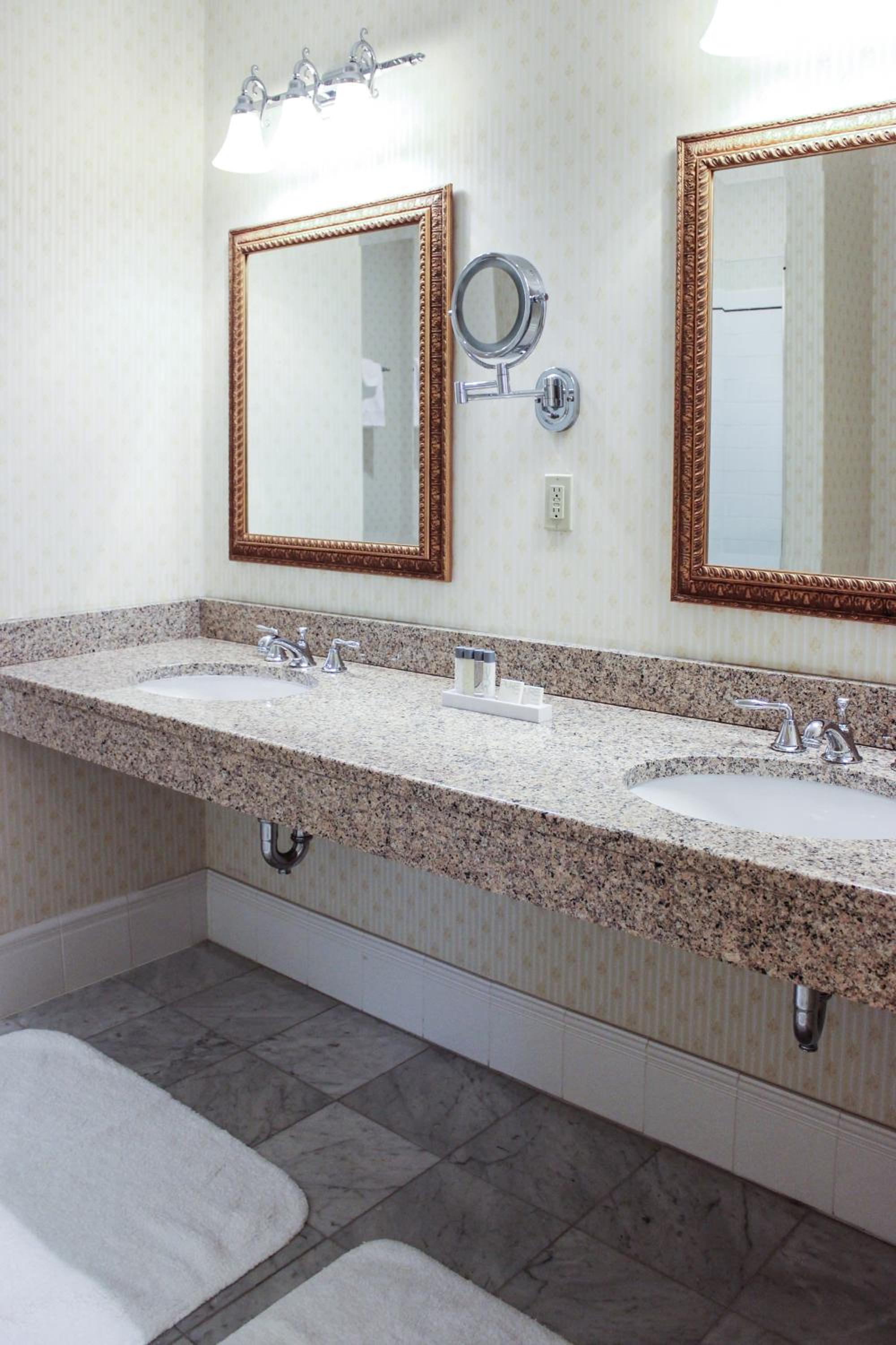 One-Bedroom King Suite - Non-Smoking - Photo 7