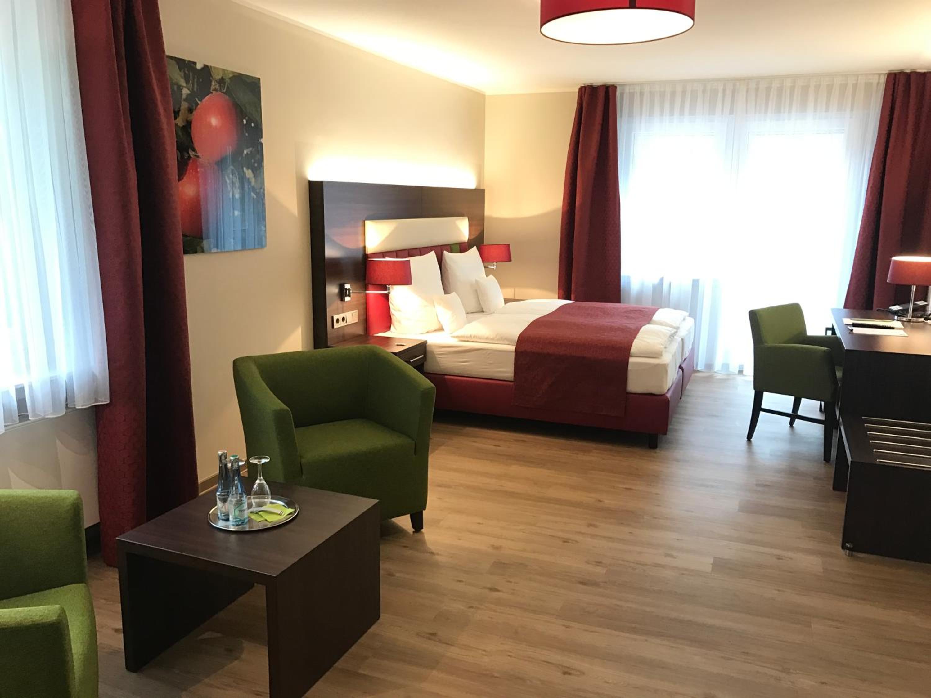 Junior Suite with Balcony - Photo 4