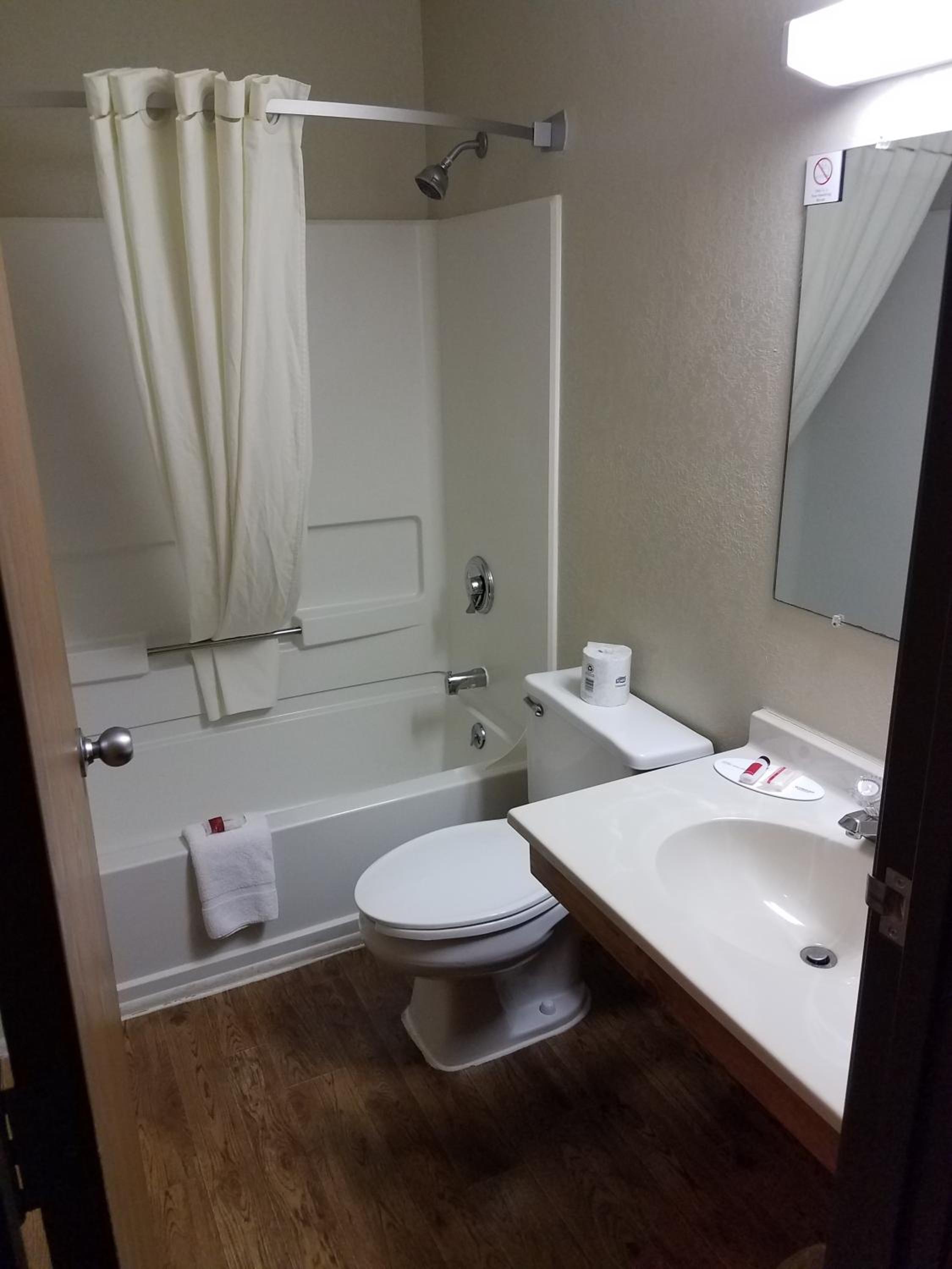 Deluxe Queen Room - Non-Smoking - Photo 4