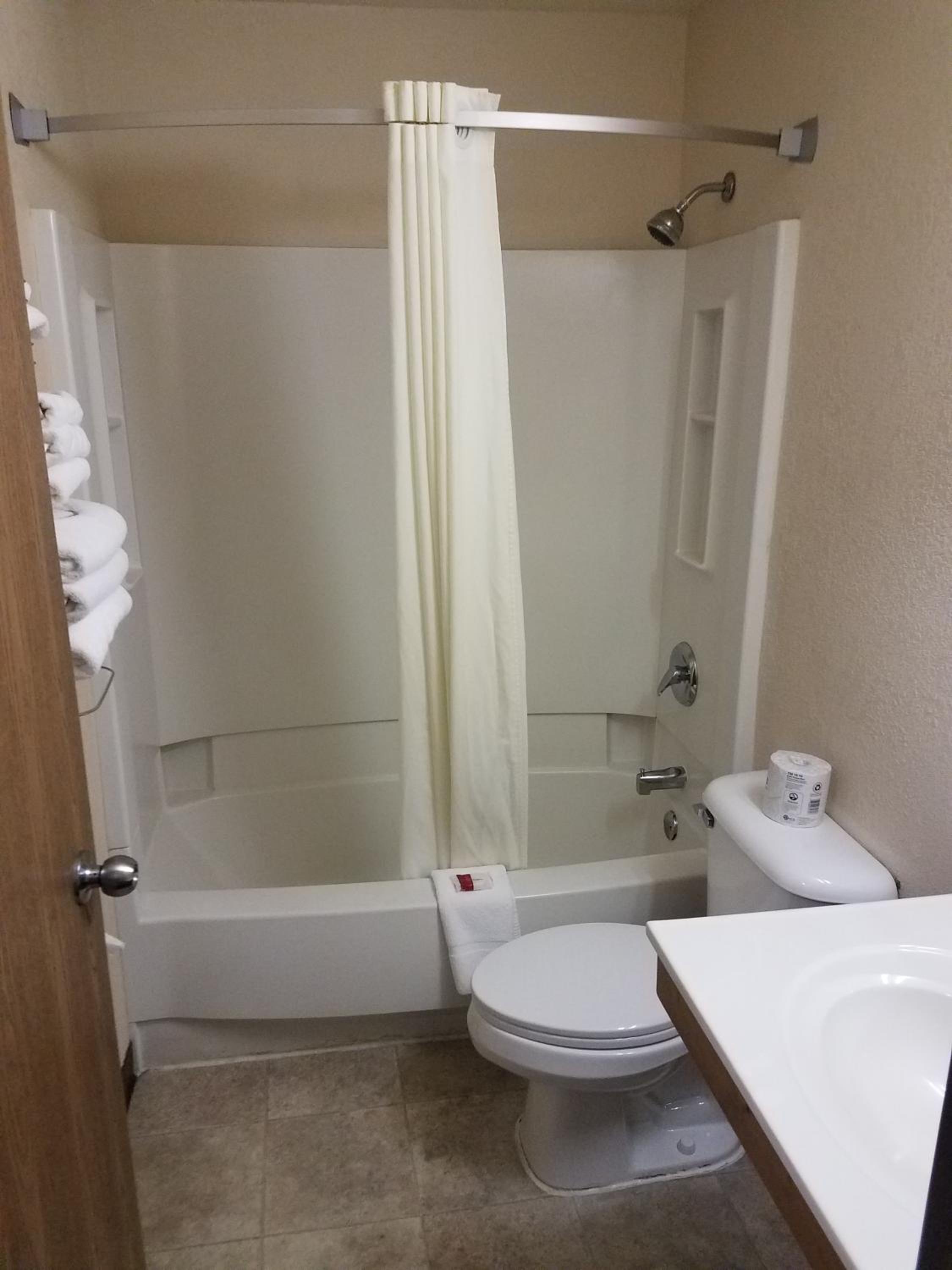 Queen Room with Two Queen Beds - Non-Smoking - Photo 6