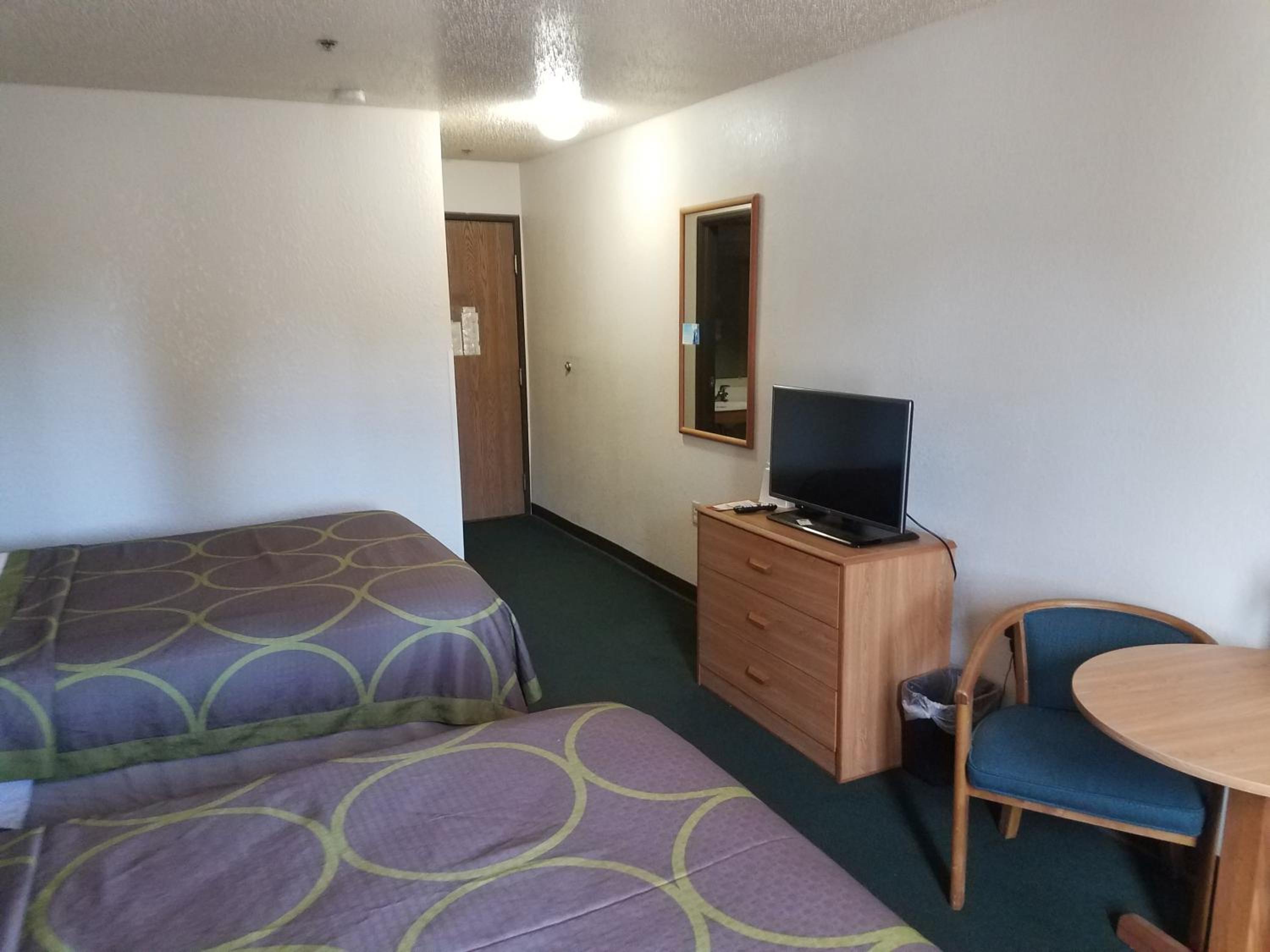 Queen Room with Two Queen Beds - Non-Smoking - Photo 5