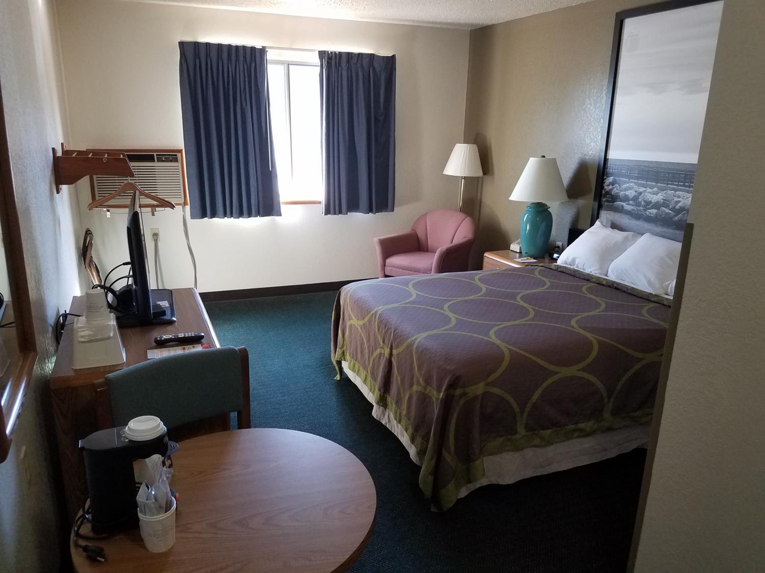 Queen Room with Bath Tub - Mobility Accessible/Non-Smoking - Photo 3