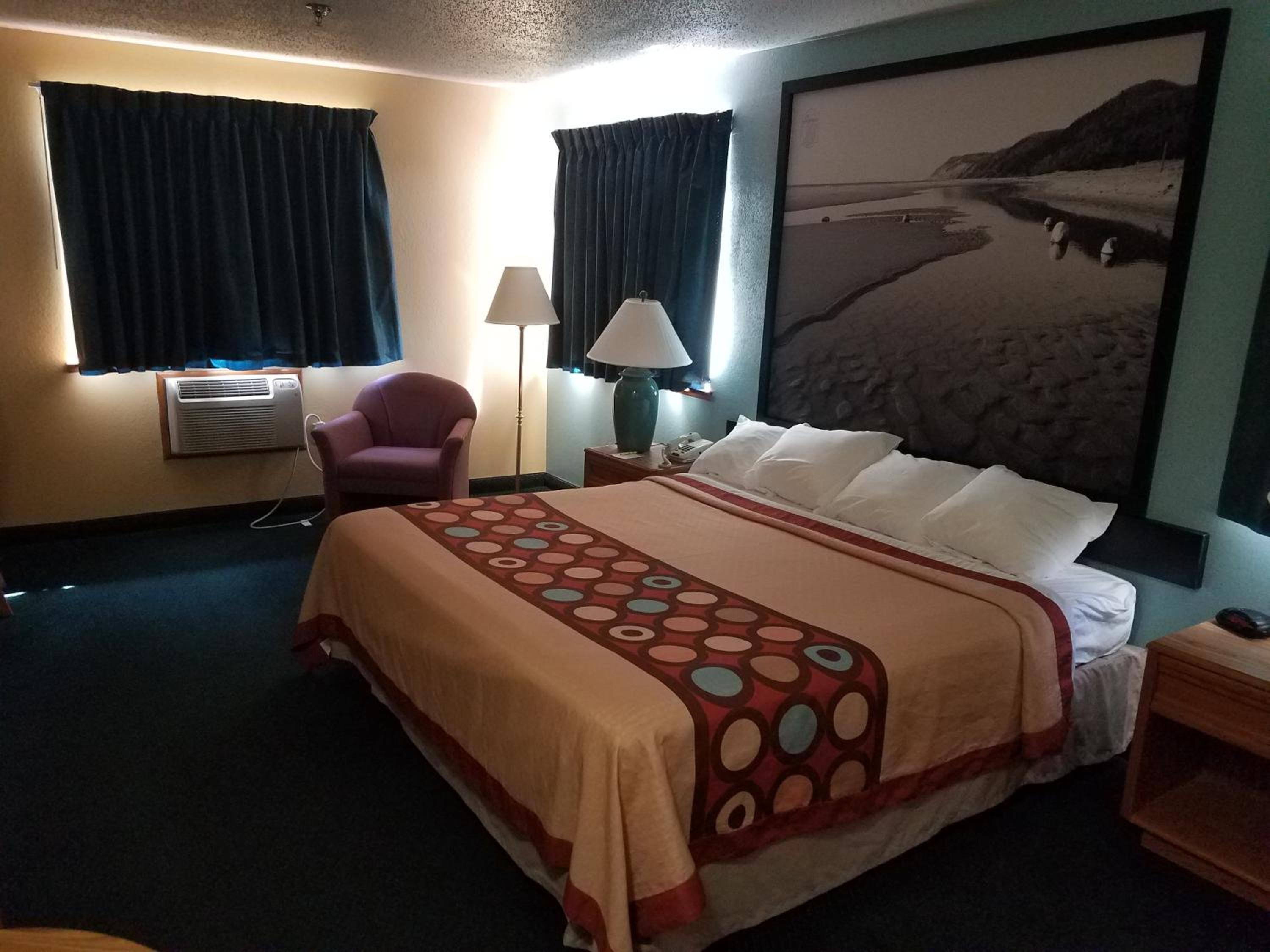 King Room - Non-Smoking - Photo 4