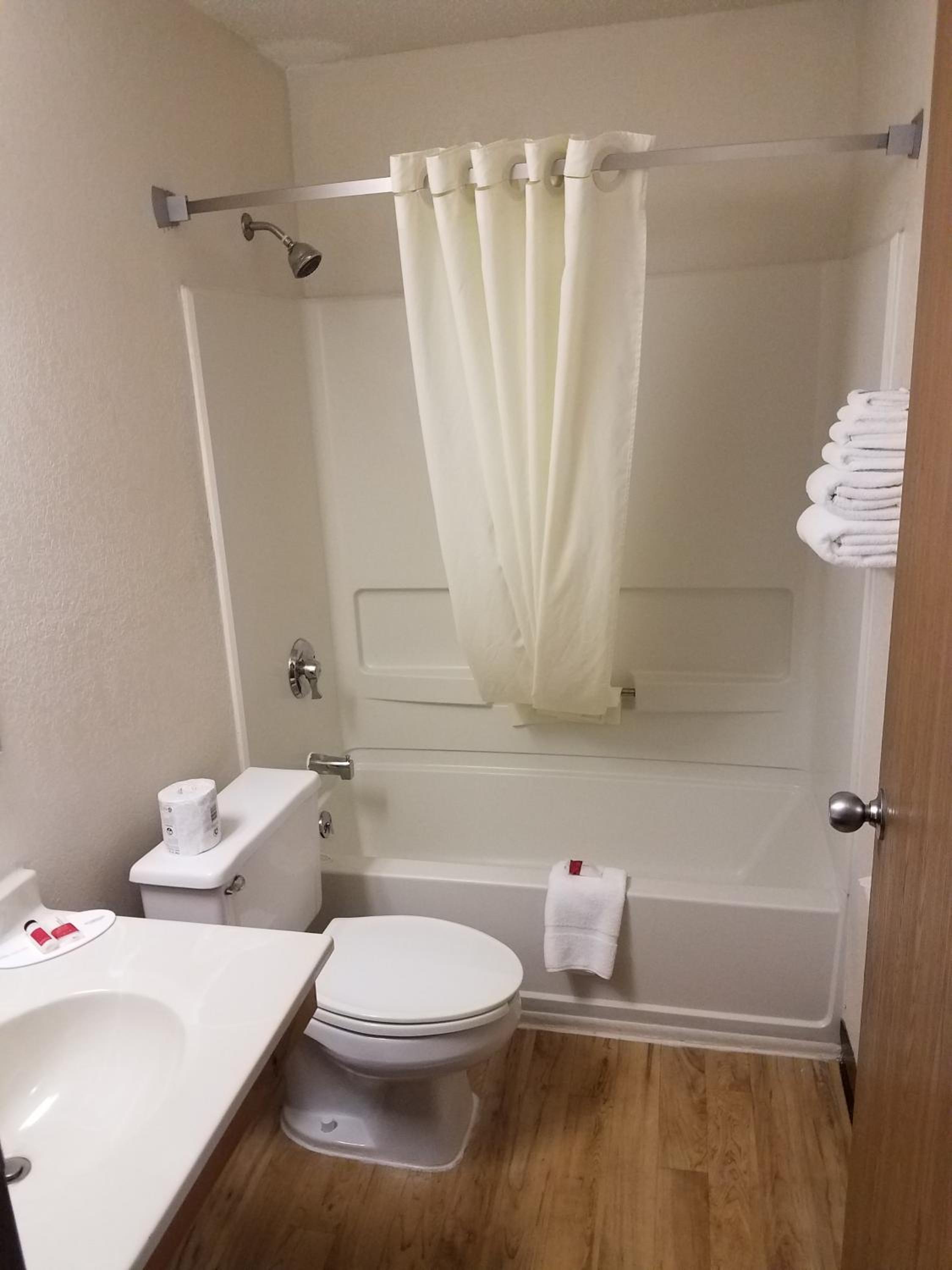 Queen Room - Non-Smoking - Photo 2