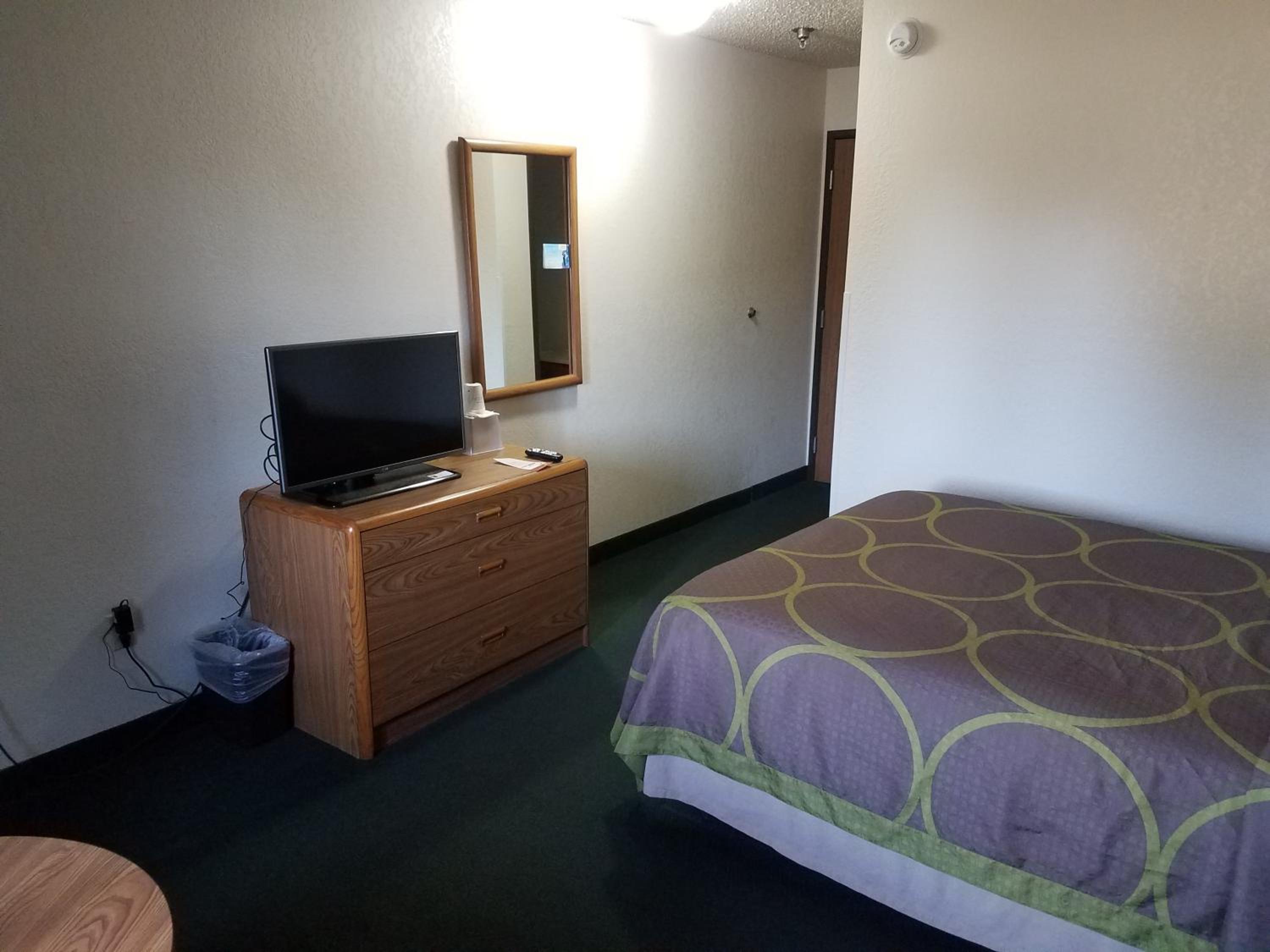 Queen Room - Non-Smoking - Photo 1