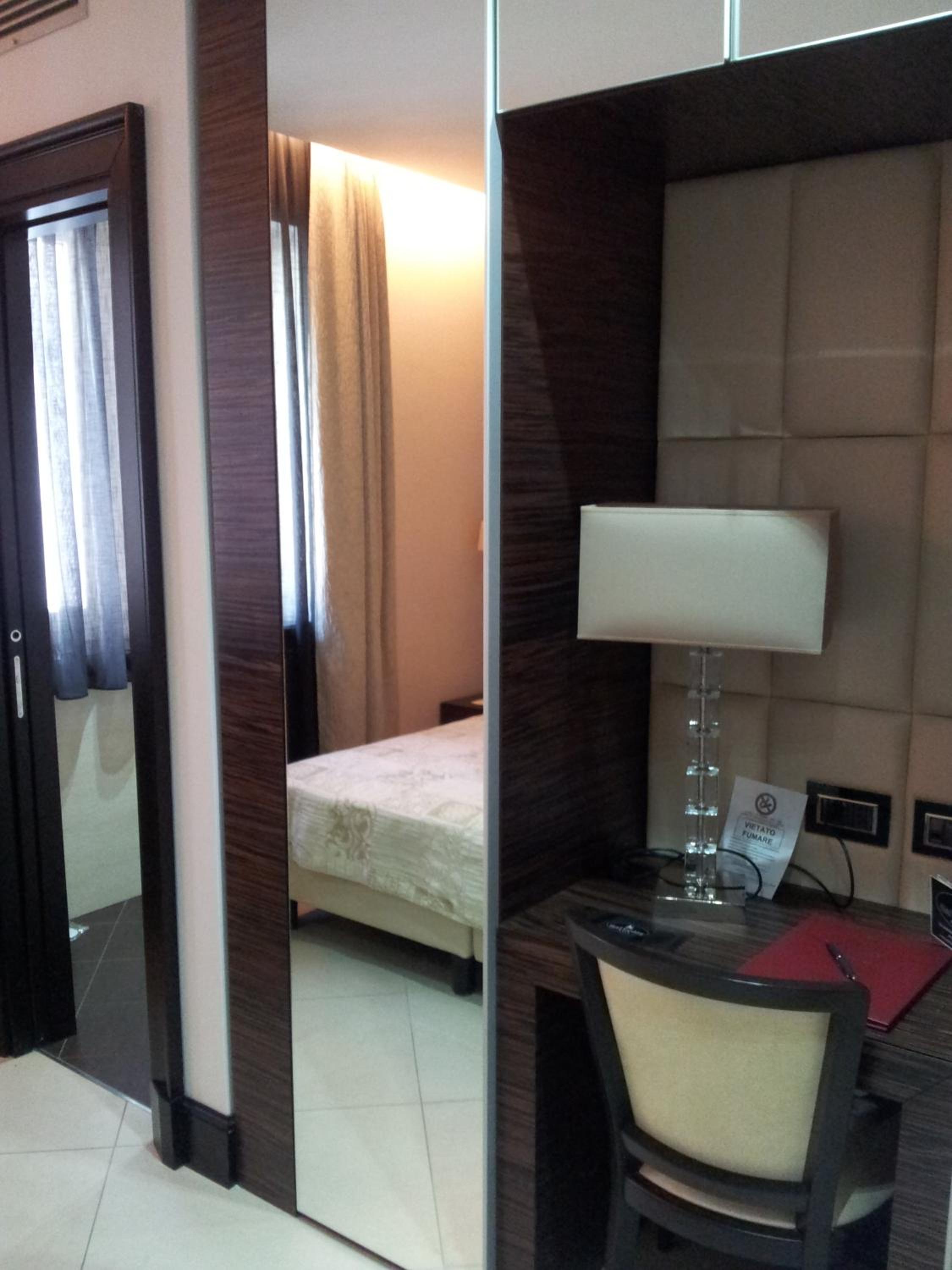 Double or Twin Room with Sea View - Photo 4