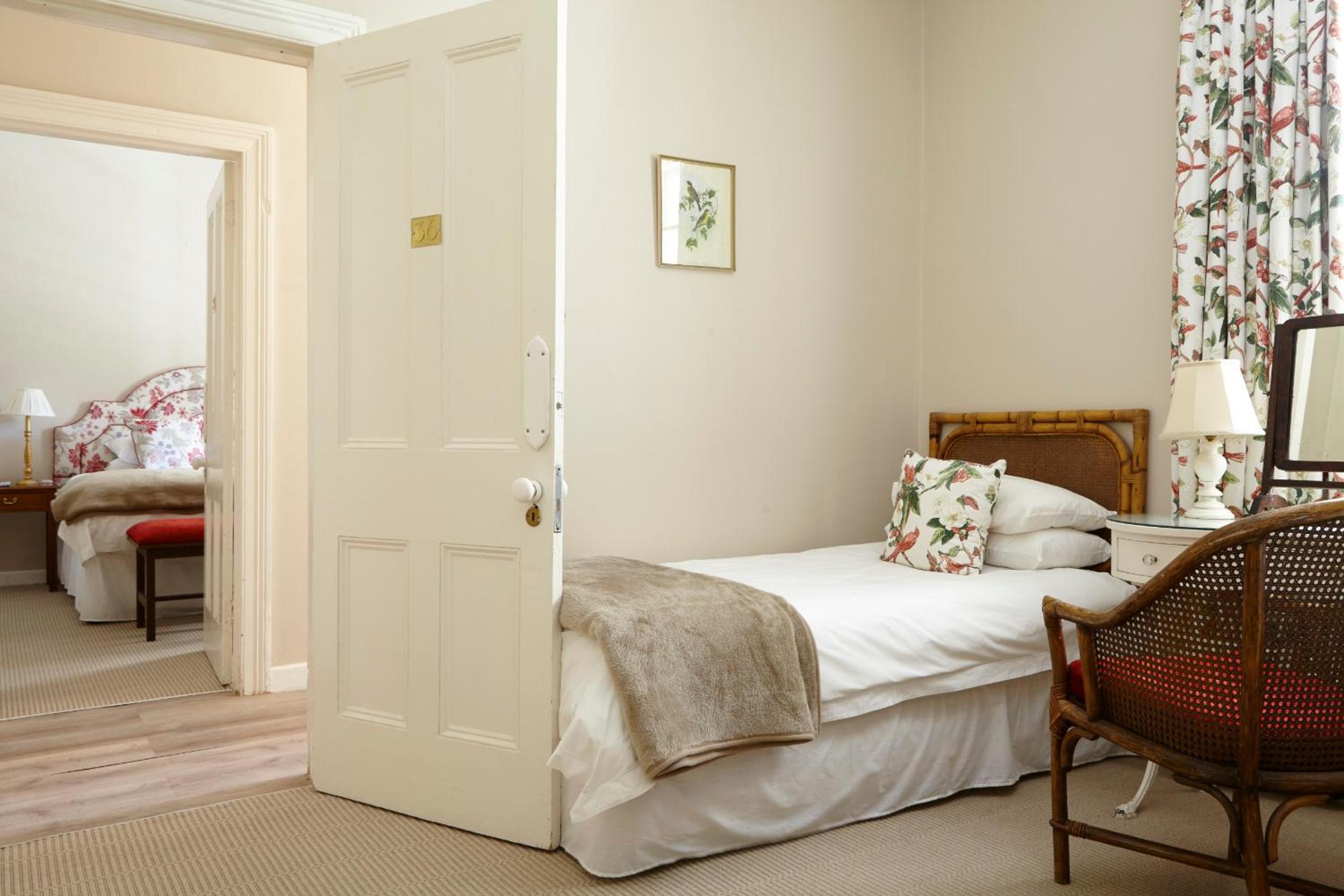 Double or Twin Room with Garden View - Photo 5