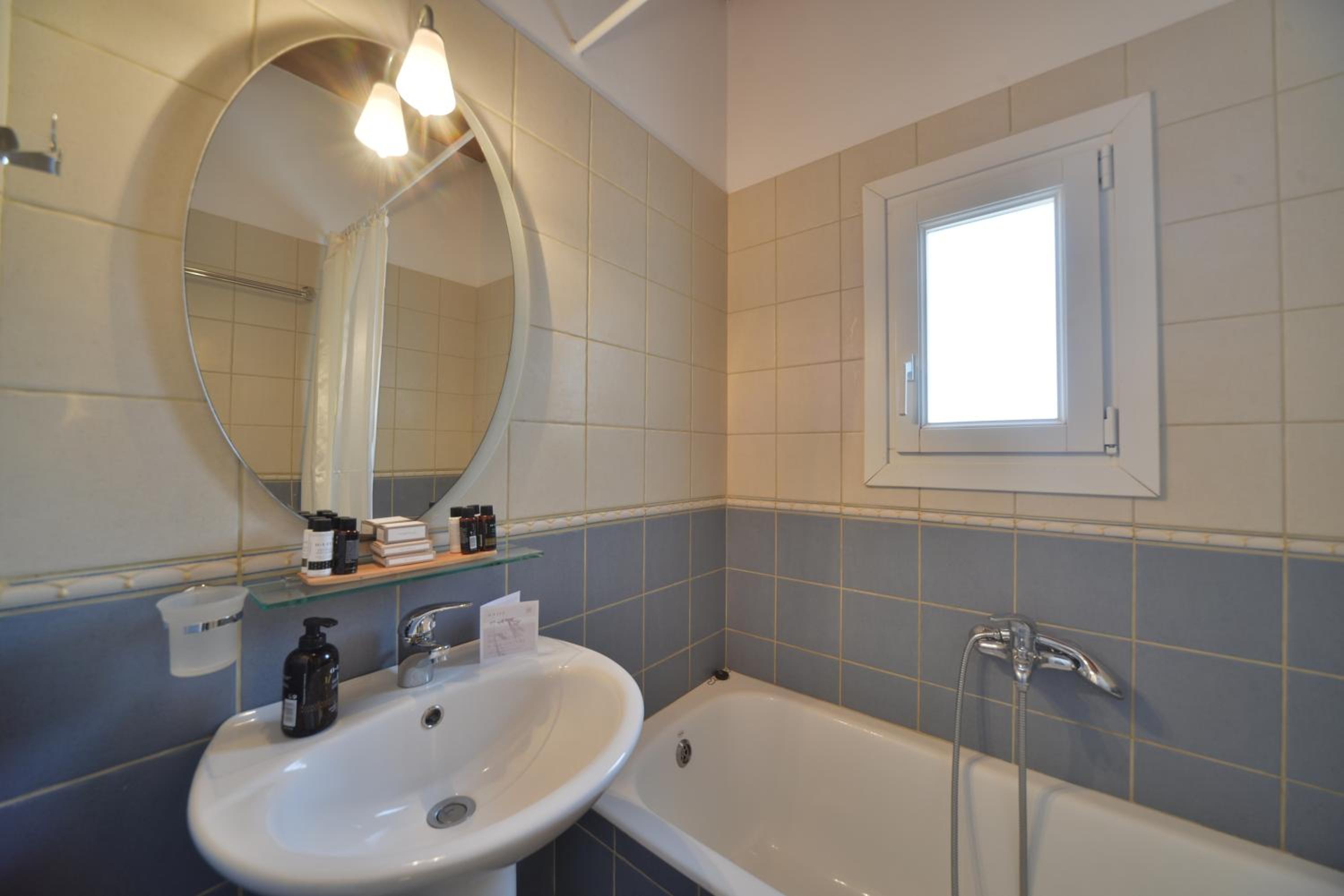 Studio with Sea View (2 Adults) - Photo 9