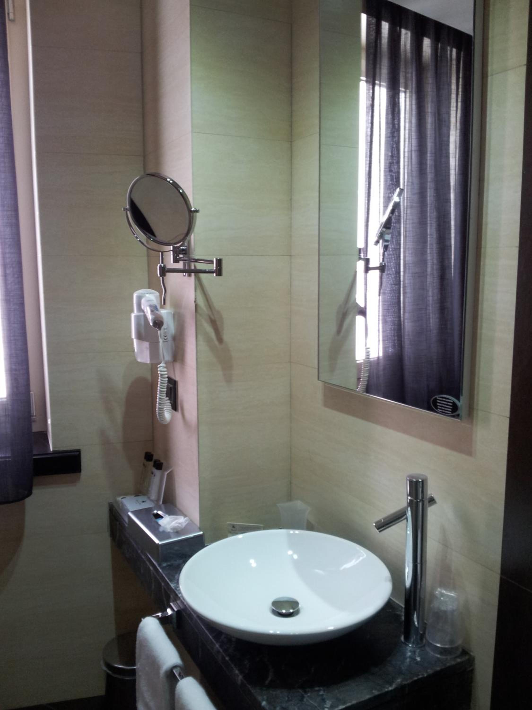 Double or Twin Room - Photo 5