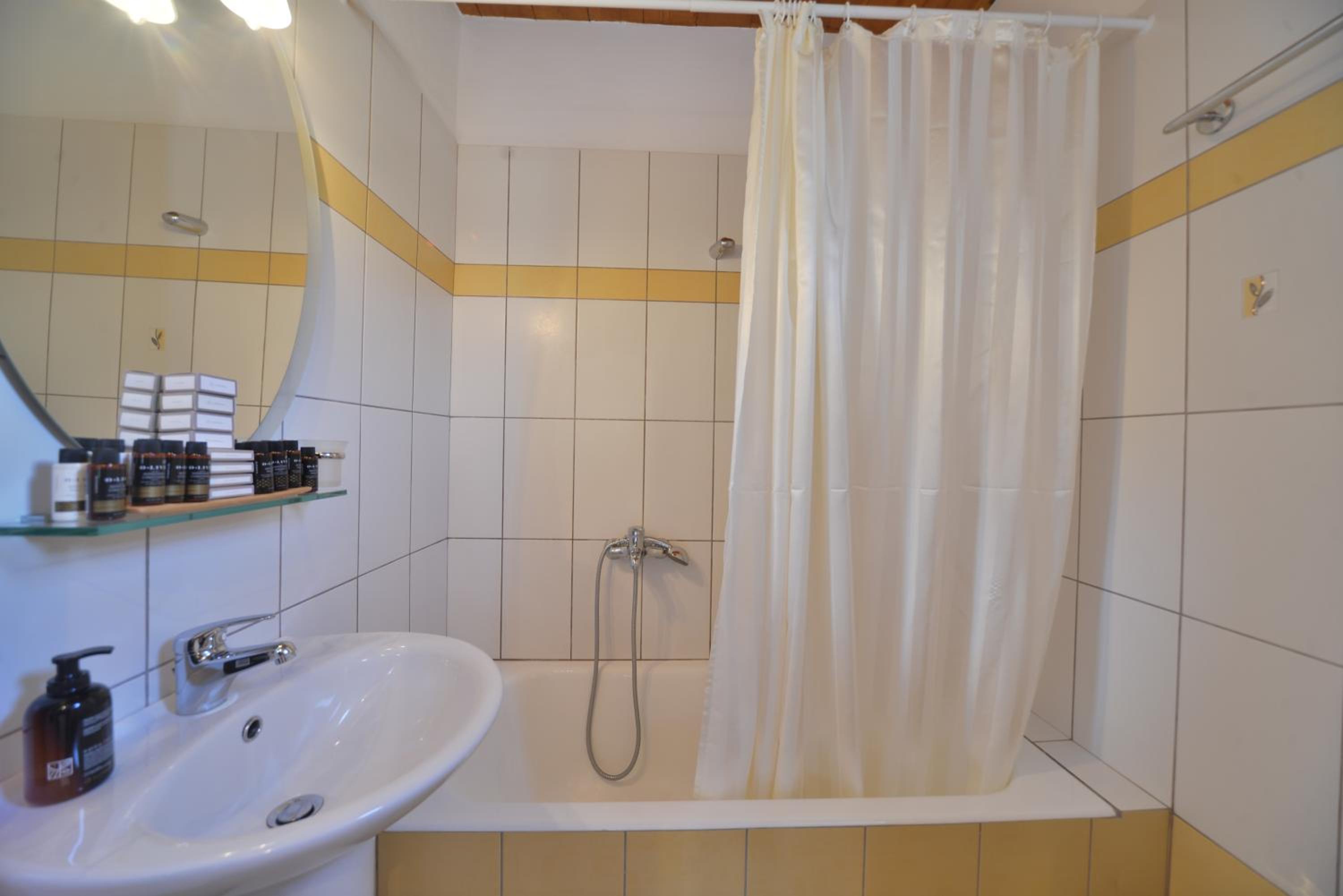 One-Bedroom Apartment (4 Adults) with Garden View photo 2