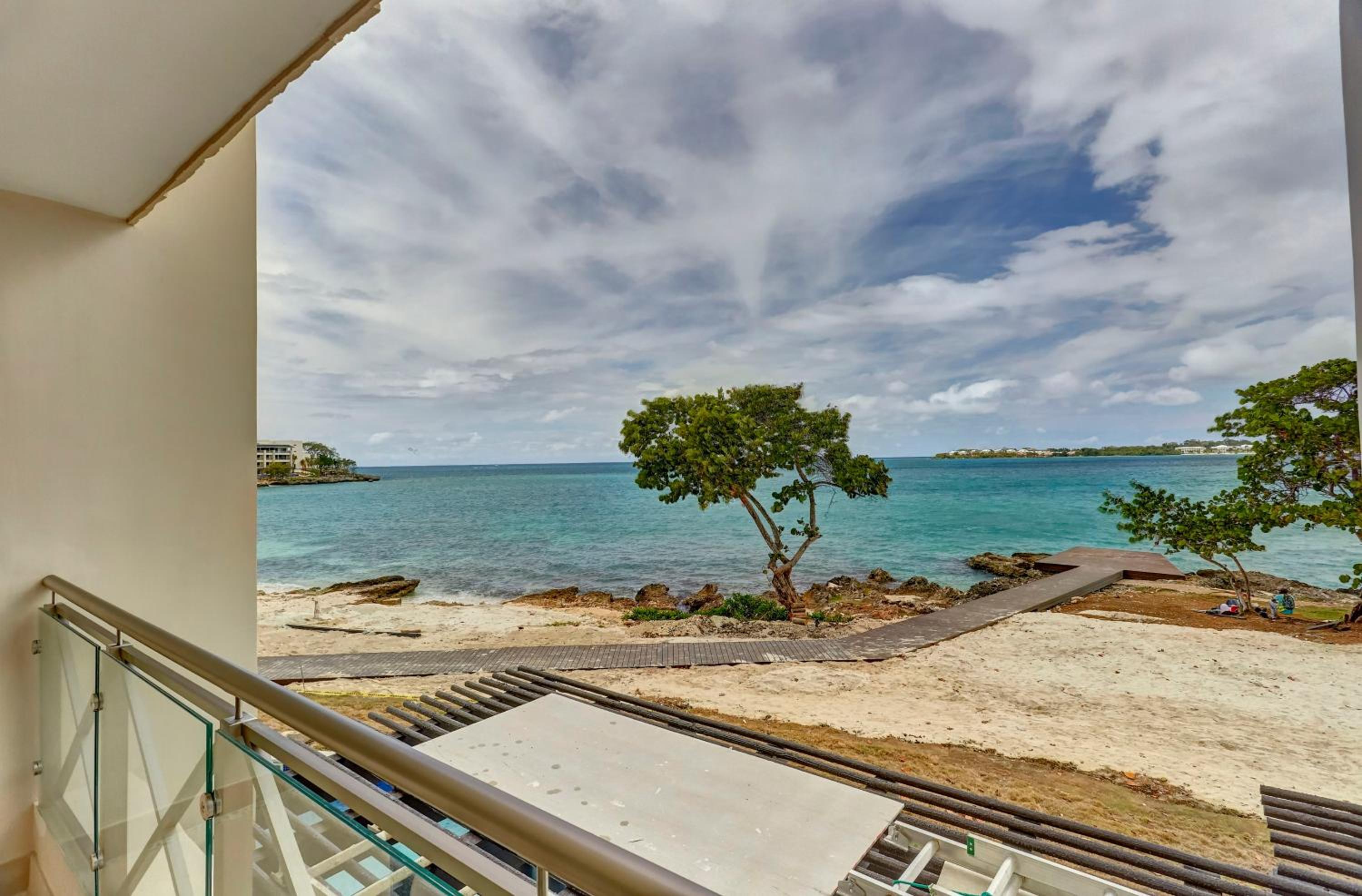 Luxury Penthouse One Bedroom Suite Ocean View Terrace Hot Tub DC, photo 6