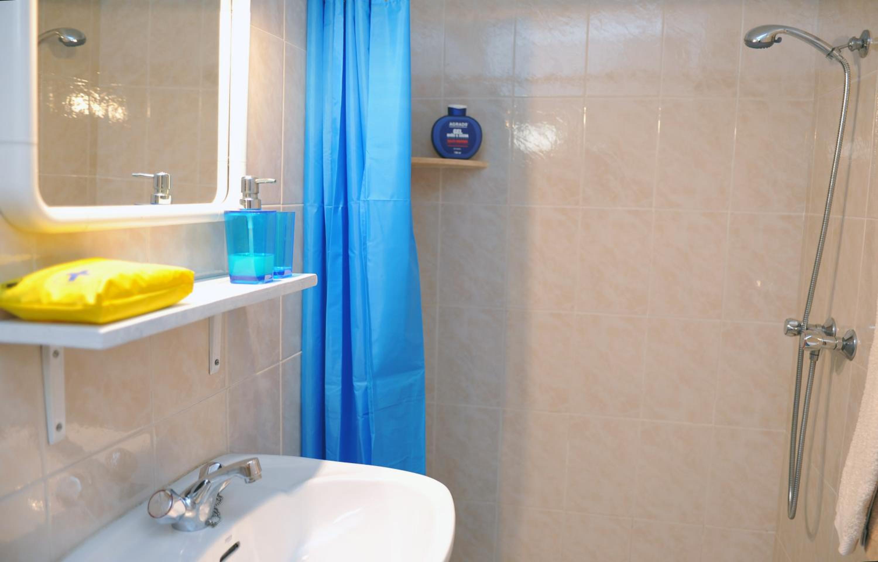 Double Room with Private Bathroom - Photo 49