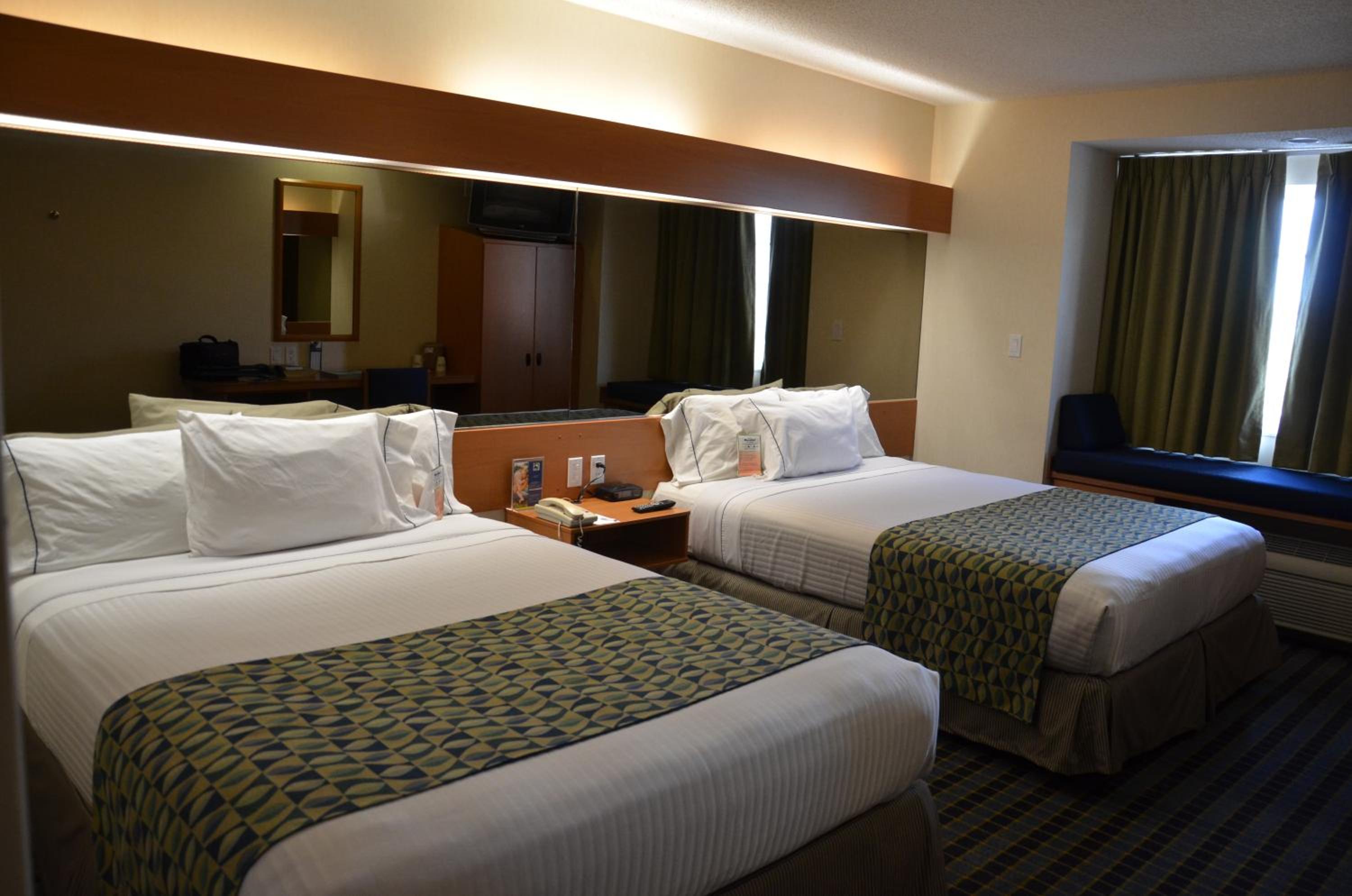 Queen Room with Two Queen Beds - Non-Smoking - Photo 2