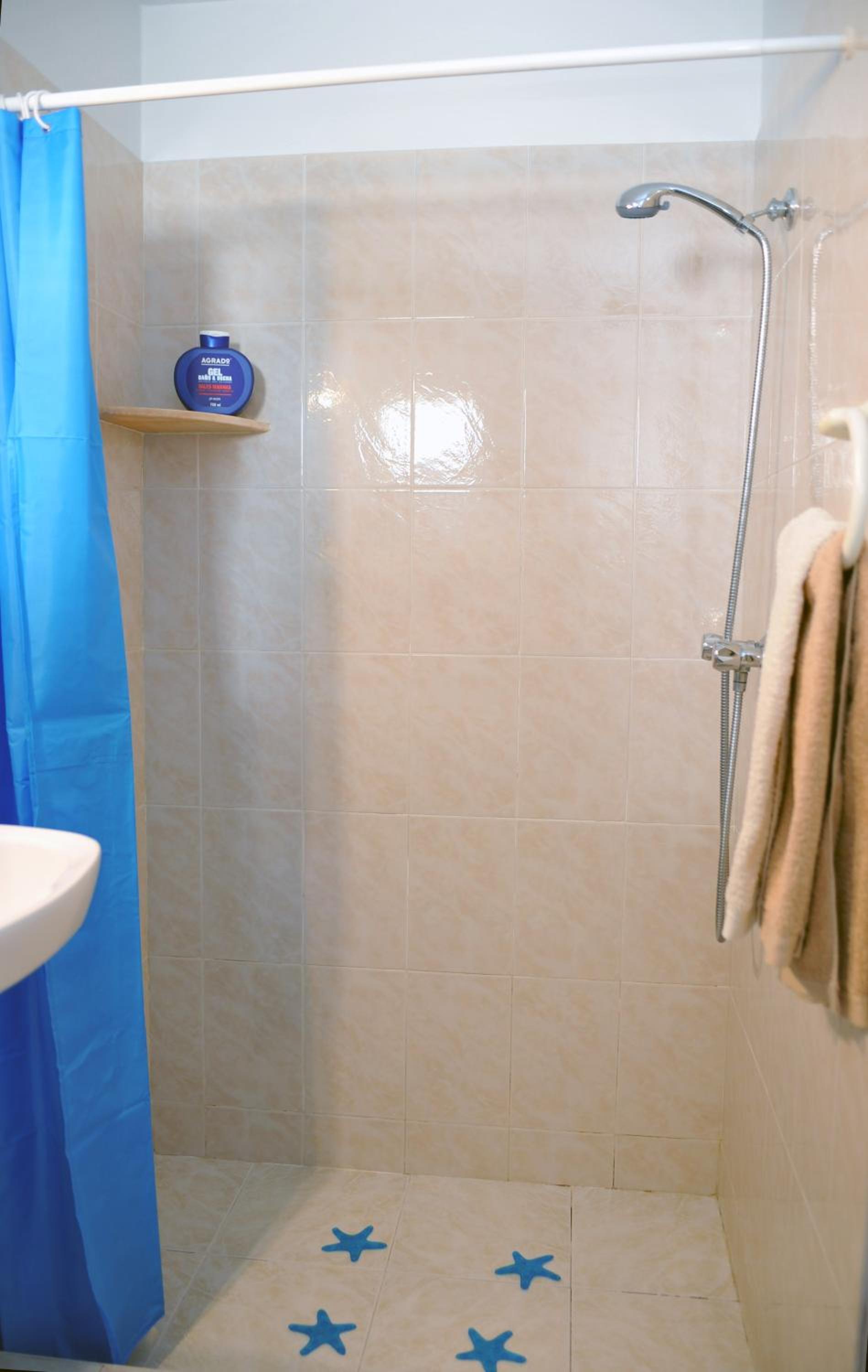 Double Room with Private Bathroom - Photo 44