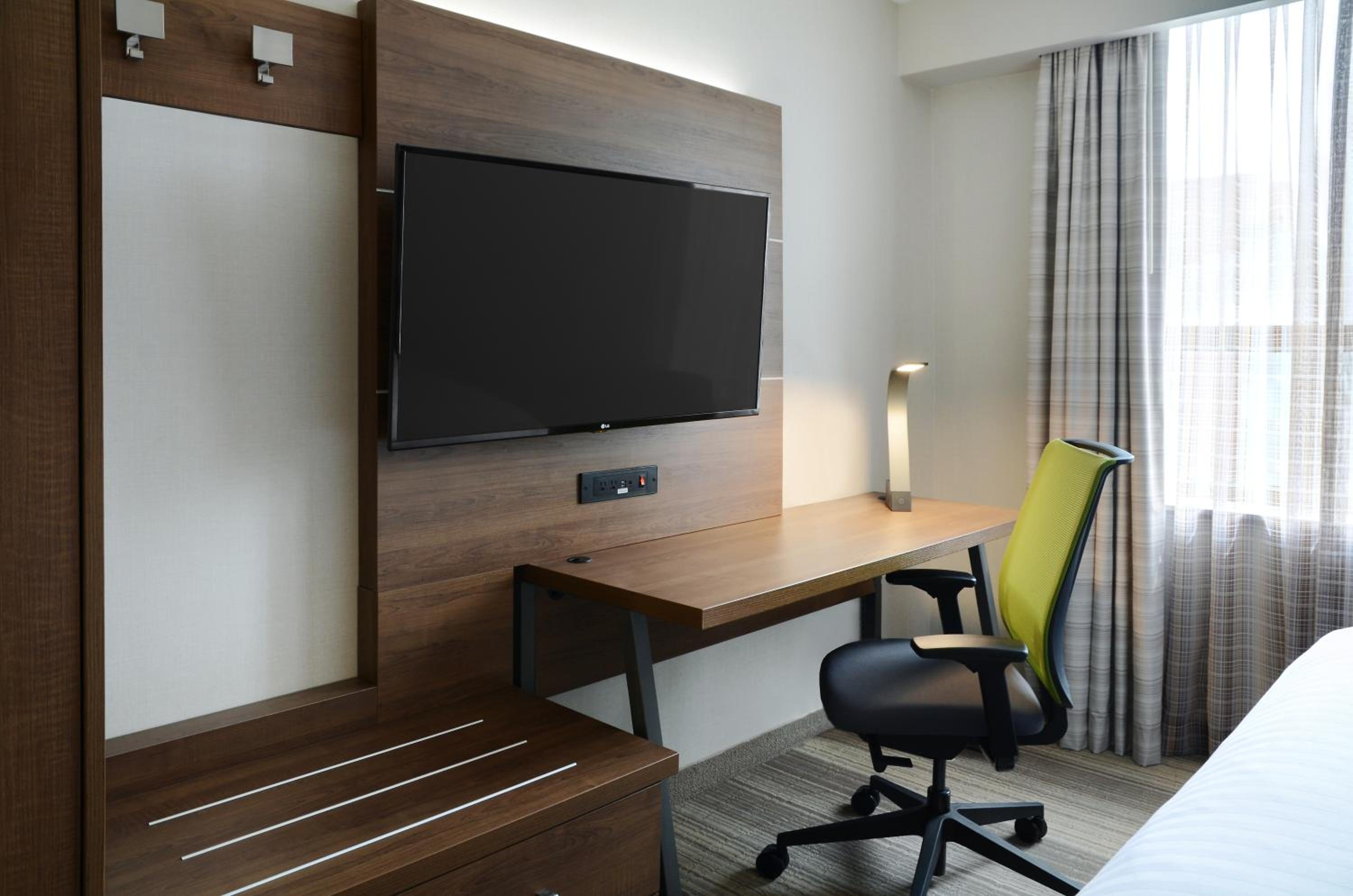 Standard King Room with Roll-In Shower - Communications Access - Photo 4