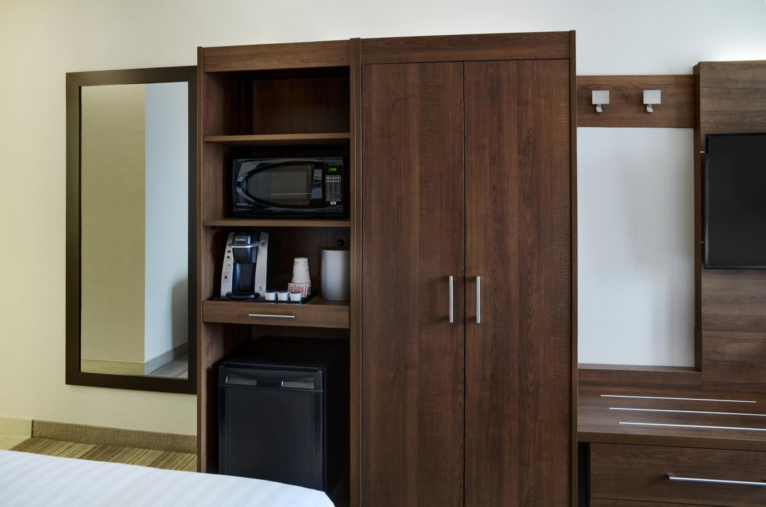 Standard King Room with Roll-In Shower - Communications Access - Photo 1
