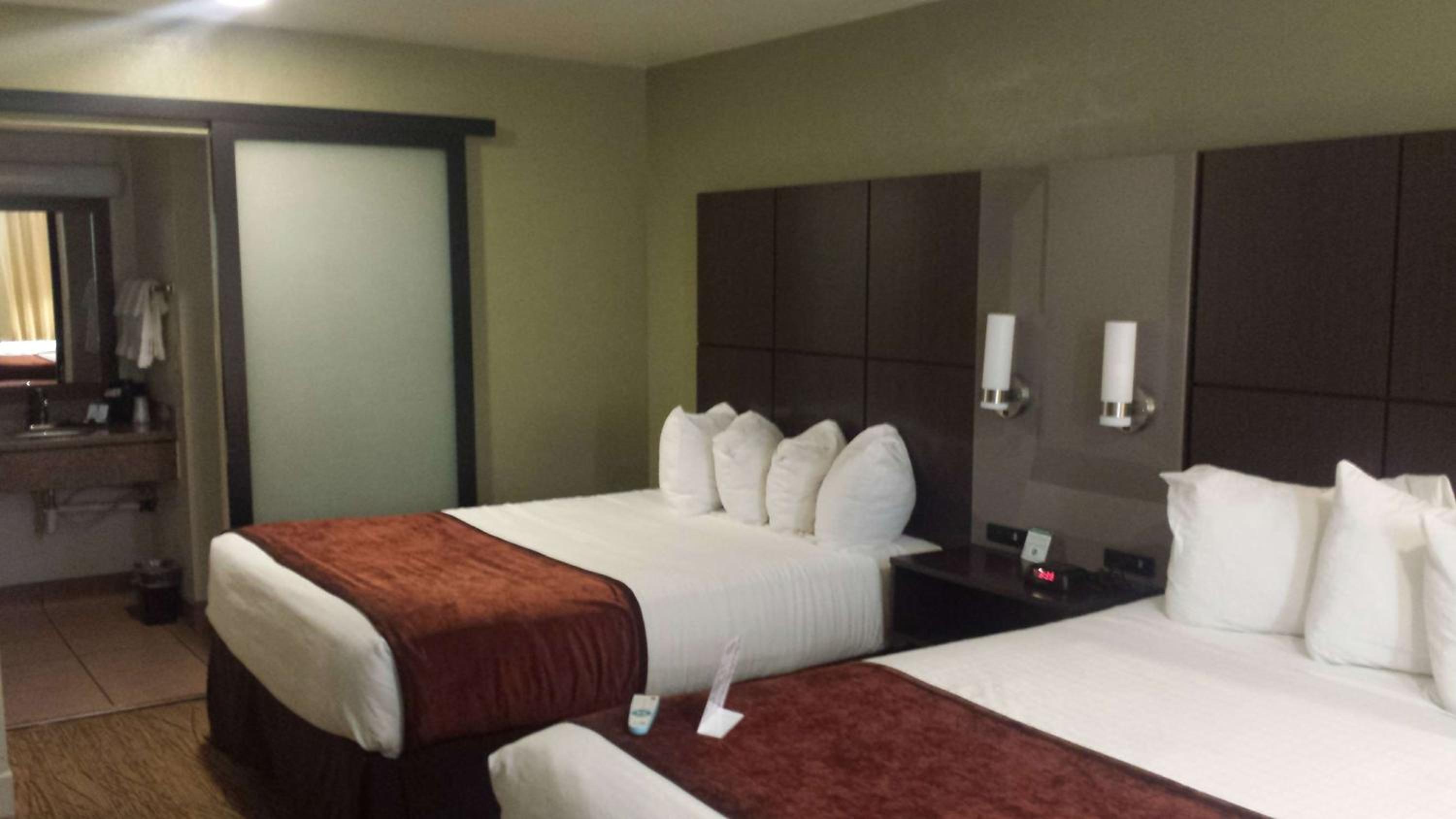 Queen Room with Two Queen Beds - Non-Smoking - Photo 10