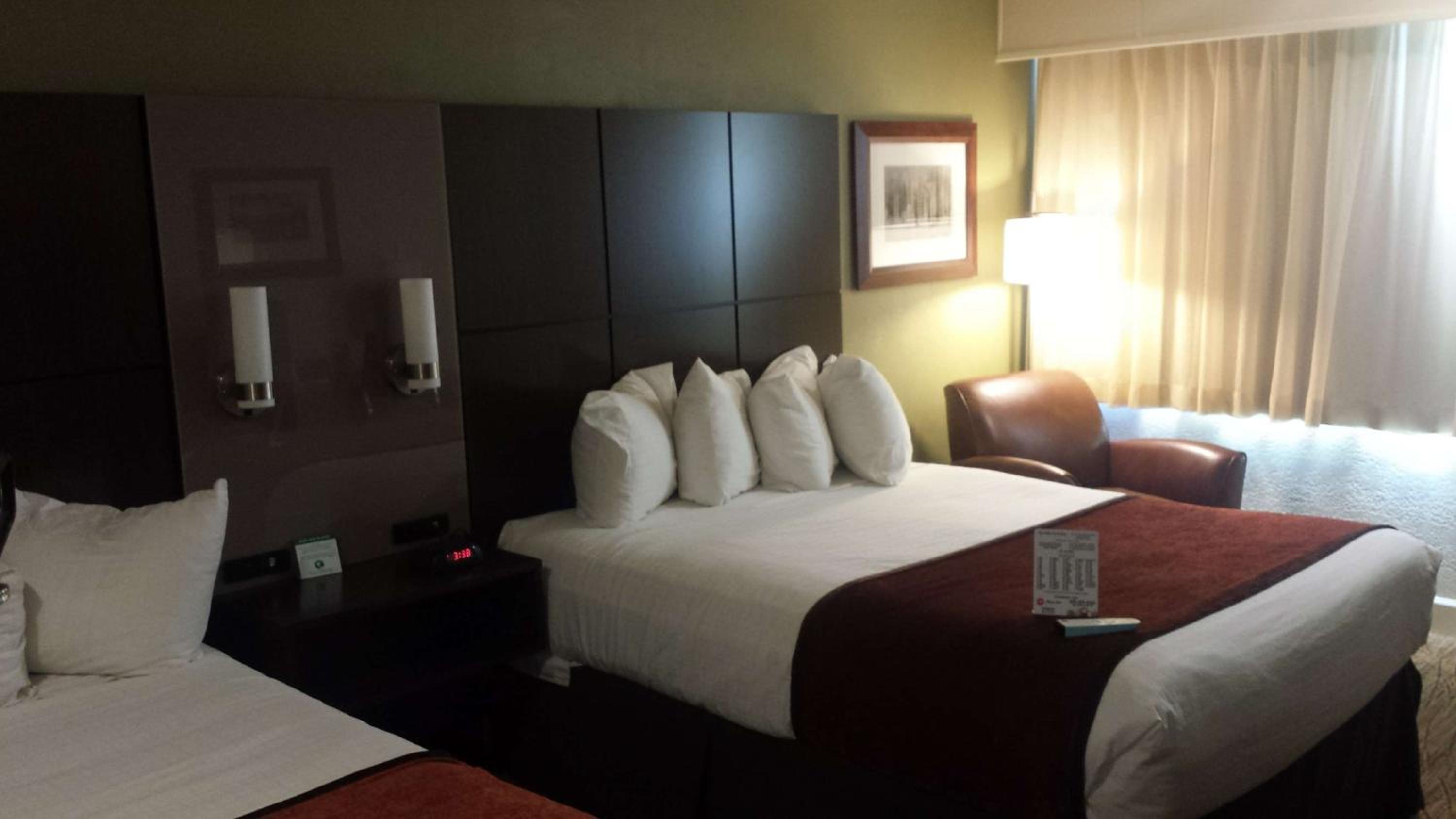 Queen Room with Two Queen Beds - Non-Smoking - Photo 2