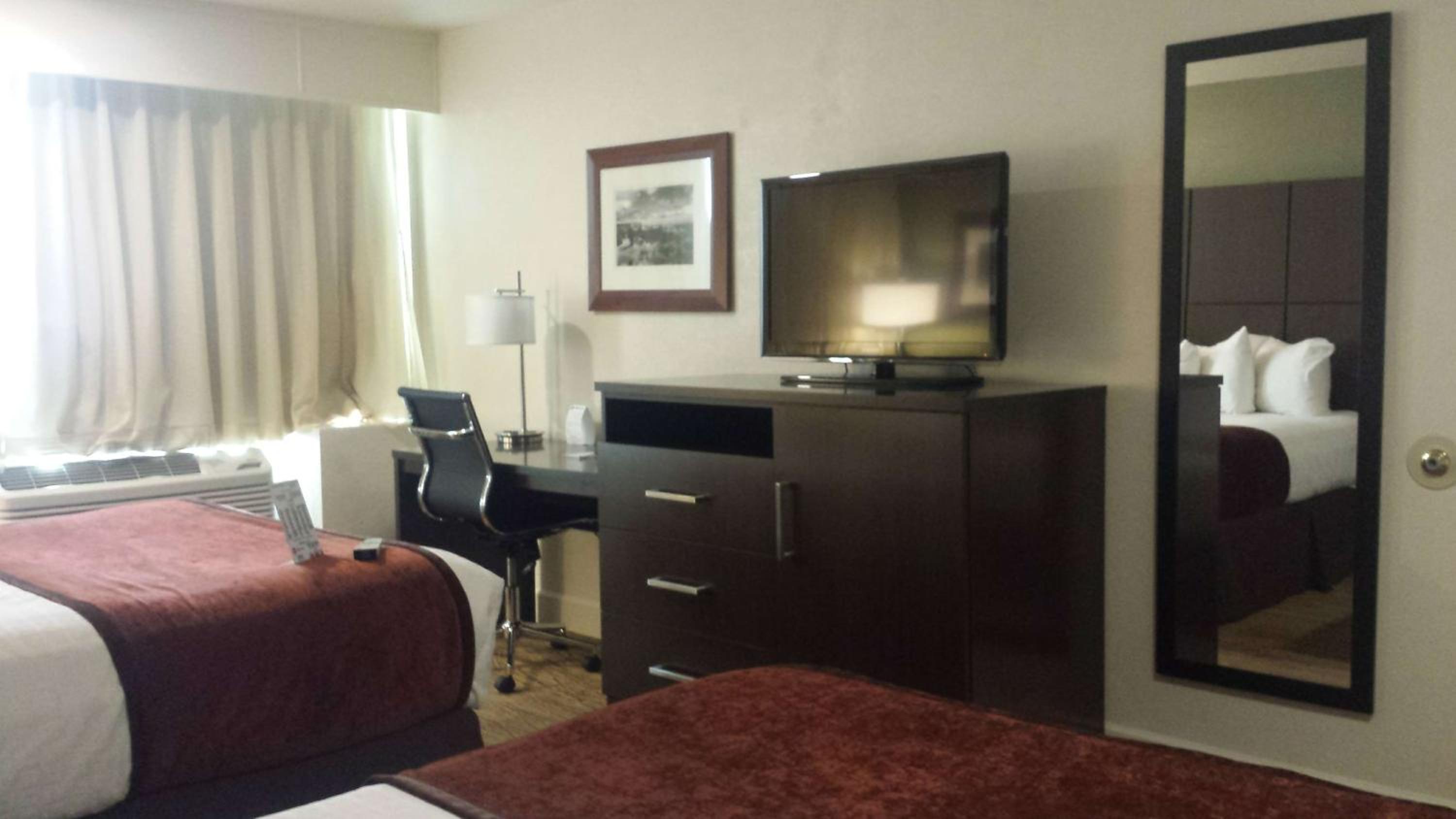 Queen Room with Two Queen Beds - Non-Smoking - Photo 8