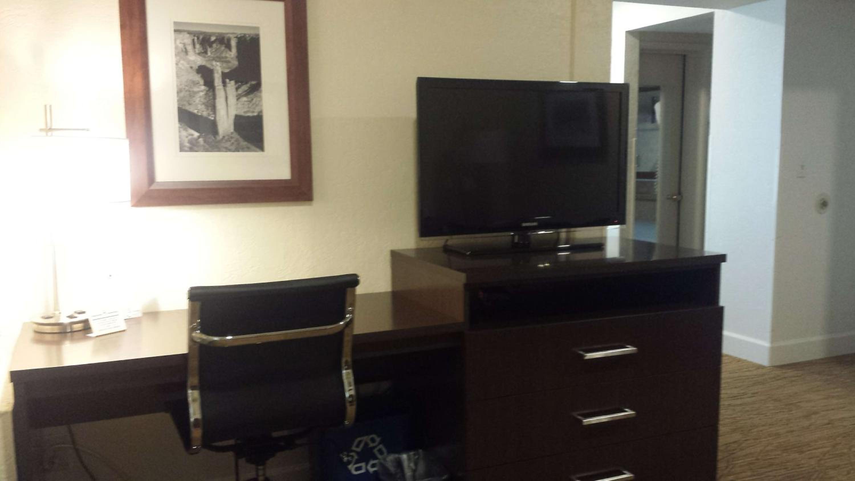 King Suite - Non-Smoking - Photo 5