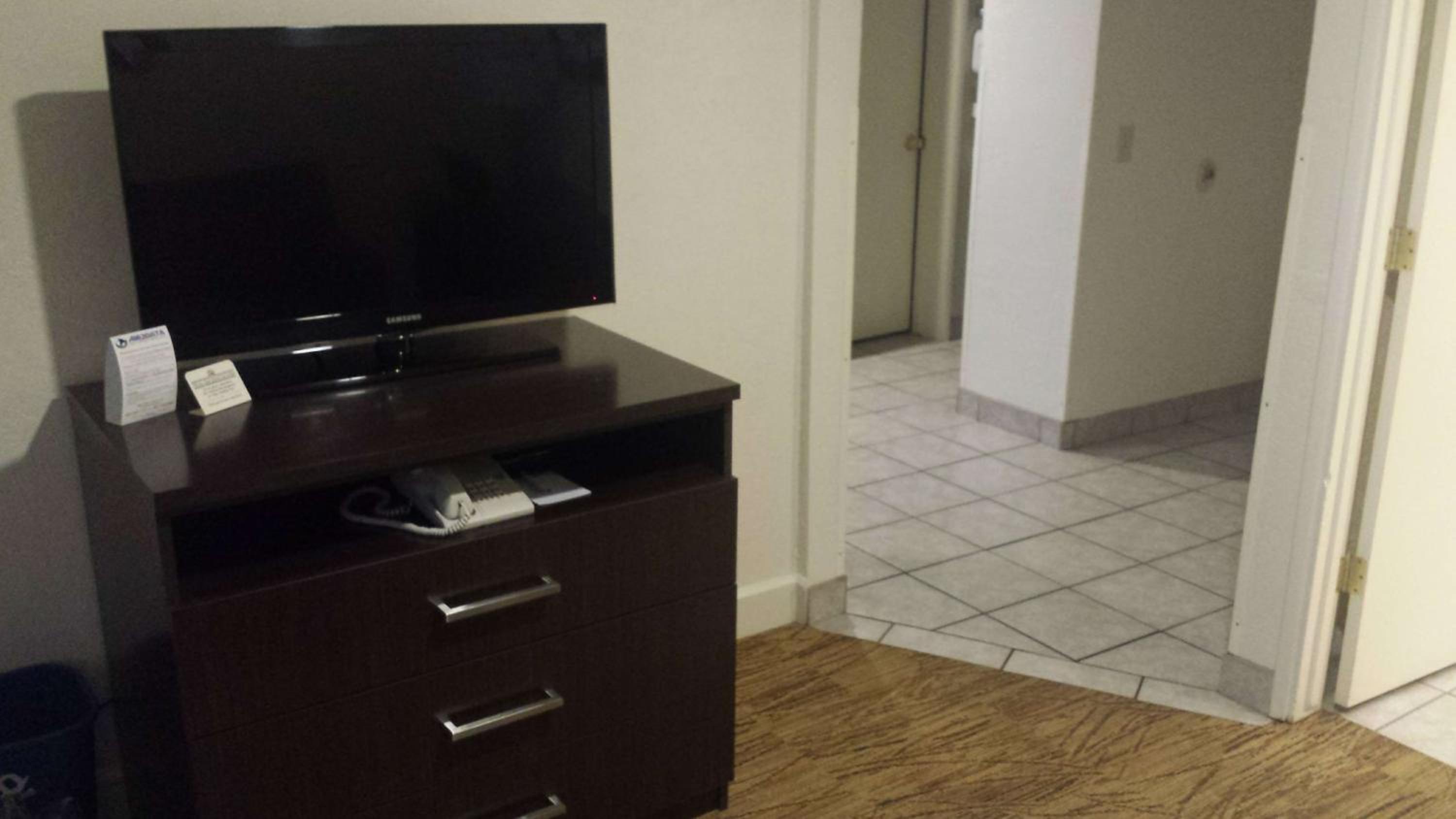One-Bedroom King Suite - Disability Access - Photo 8