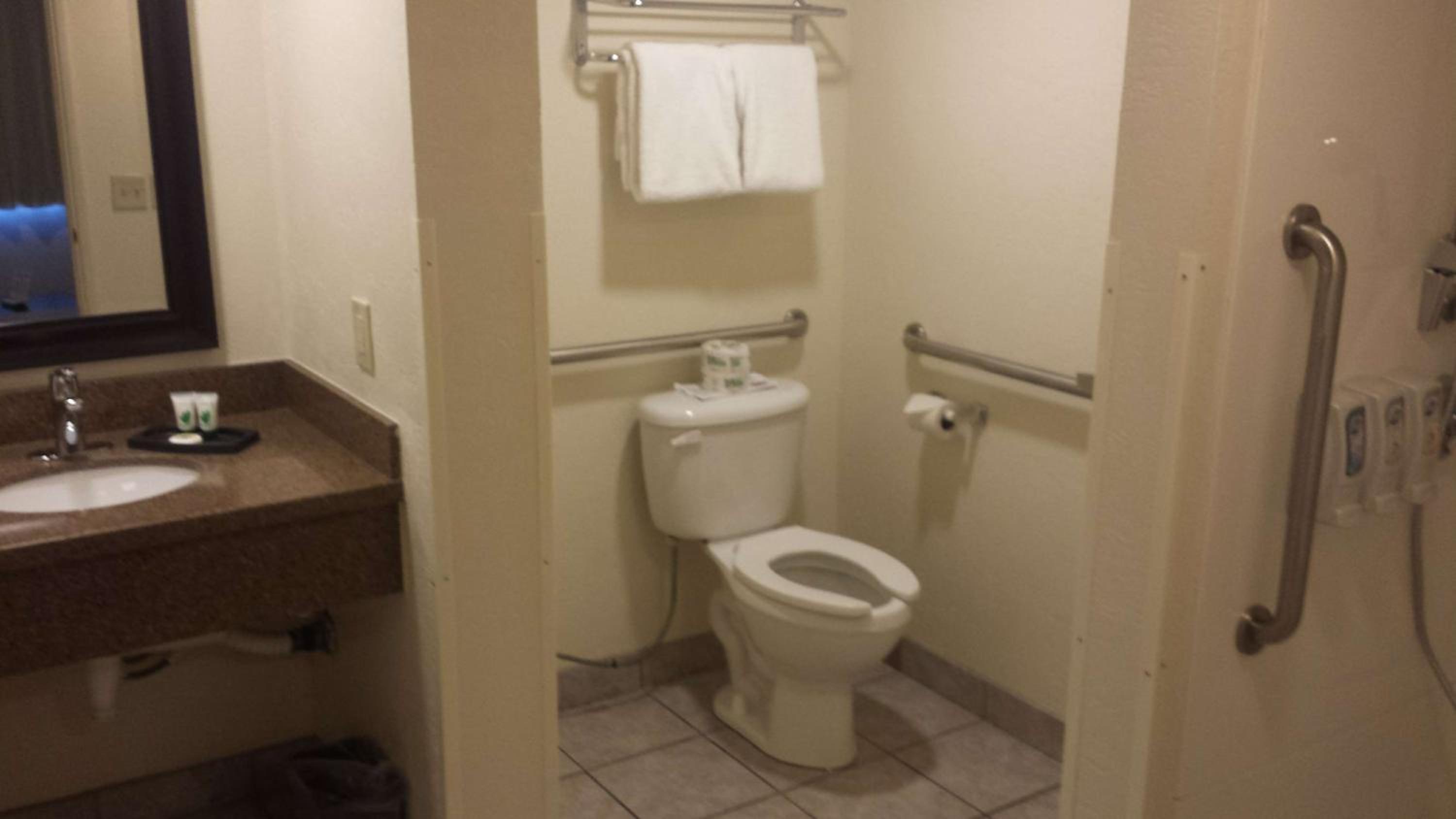 Queen Room - Hearing Accessible - Photo 3