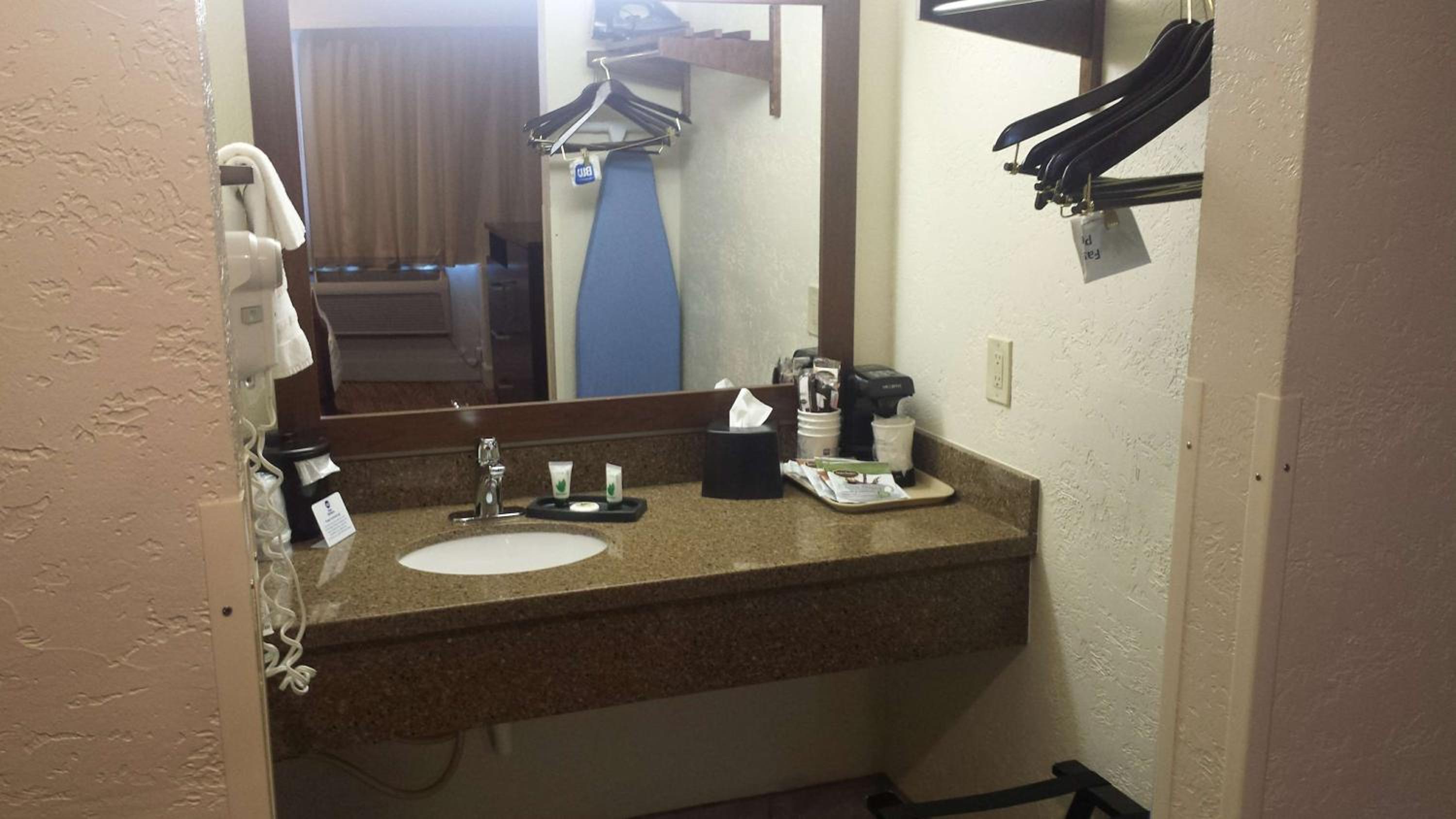 Queen Room - Non-Smoking - Photo 5