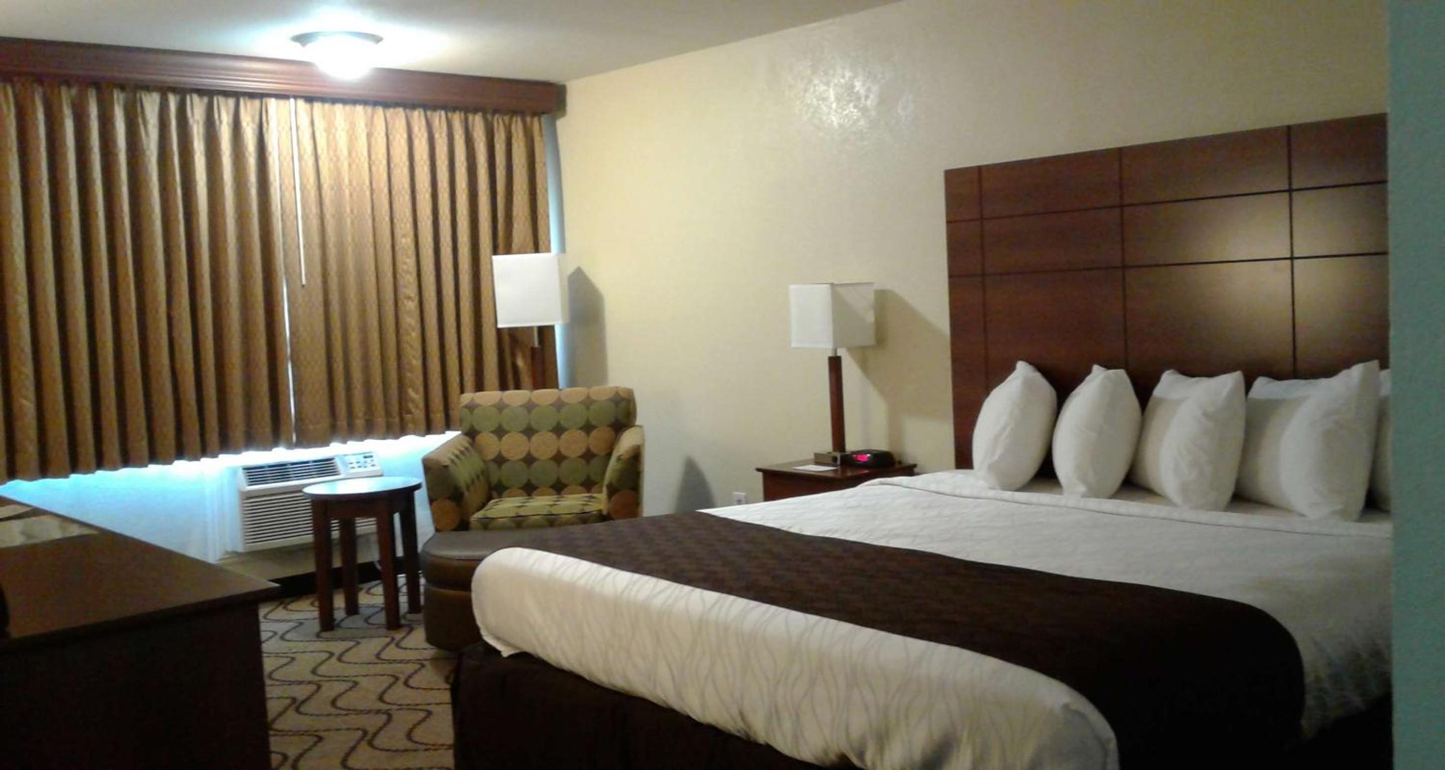 King Room - Non-Smoking - Photo 5