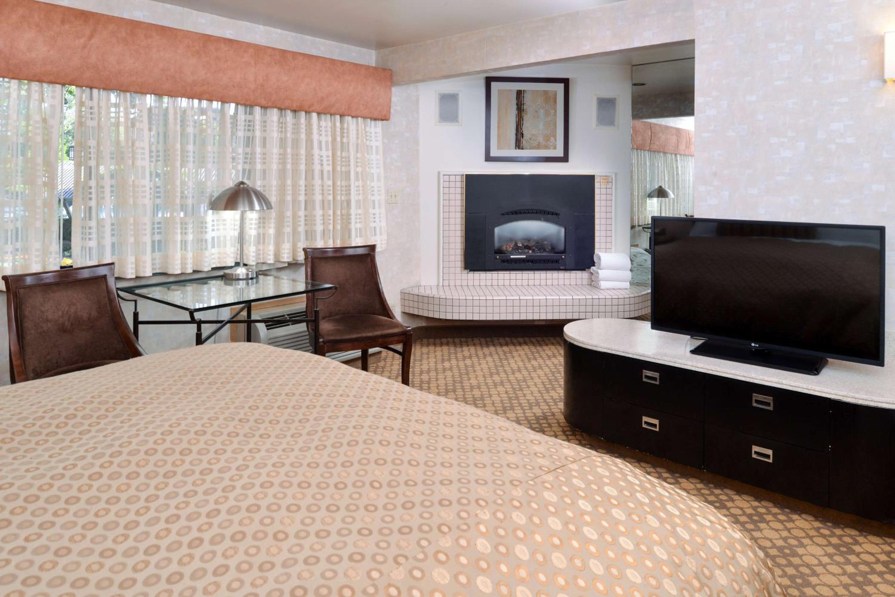King Room with Fireplace and Spa Bath - Photo 2