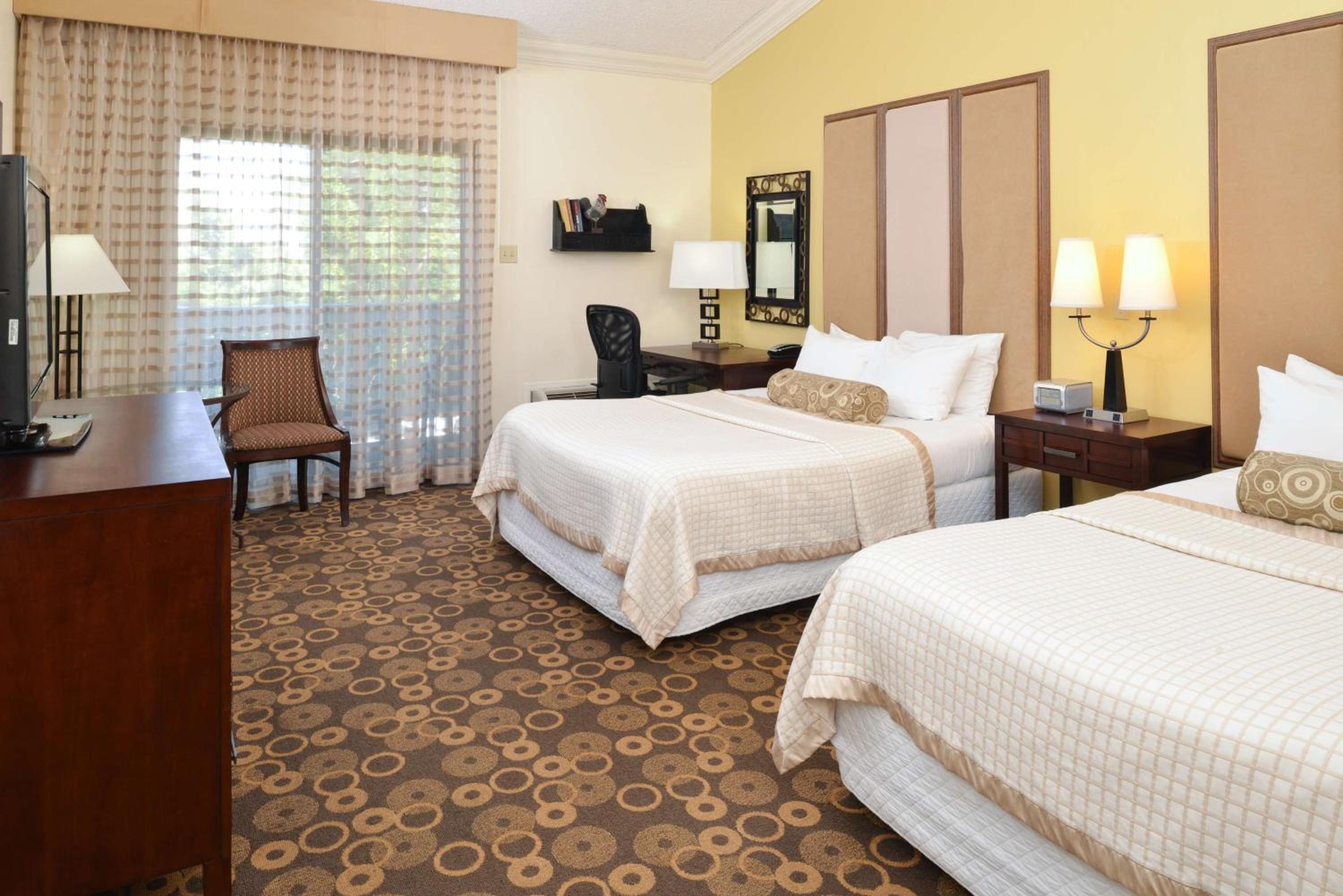 Deluxe Room with Queen Bed and Double Bed - Photo 4